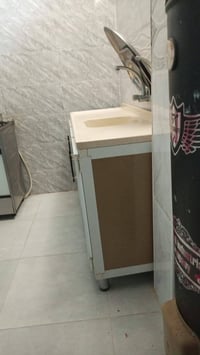 سنك مرمر متر ونص • كيزر ١٥٠ • مكيف طنين نضيف