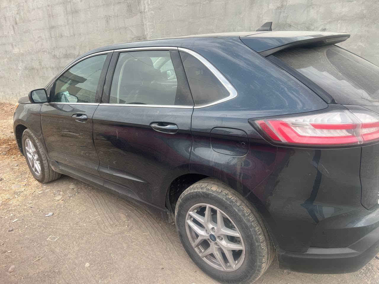 کوردی
فۆرد ئیدج (Ford Edge SEL) مۆدێل ٢٠٢٢ – قەپات مواسەفات
 * مۆدێل: 2022 (SEL Full Options)
 * ڕۆیشتوو: ٨٨ هەزار کیلۆمەتر
 * مەکینە: ٢.٠ تۆربۆ (٤ پستۆن) – بە بەنزینی ئاسایی بێ کێشە کار دەکات
 * سیستەمی جوڵە: دەبڵ ئەکسل (AWD)
 * سویچ: ٢ بەسمەی شەریکە
مواسەفات:
 * سەقفی پانۆراما
 * ڕاداری پێشەوە، سیستەمی دژە پێکدادان (Anti-Collision) و ئۆتۆ برێک
 * دیاریکردنی هێڵی ڕێگا و ئاگادارکردنەوە لەکاتی بەردانی سوکان
 * ئۆتۆ ستارت و شەت داون (Auto Start/Stop)
 * گێڕ ماوس، برێک دوگمە و ئۆتۆ هۆڵد
 * شاشە گەورەی تێسلا و کامێرای دواوە
 * تەحەکوم سوکان و تحدید سرعە (Cruise Control)
 * سندوق شەفت (کارەبایی)
 * کوشین جڵدی کارەبایی لەگەڵ هیتەر
 * شەحنی بێتەل (Wireless Charger)
 * ئاوێنە کارەبایی
بۆیاخ و دۆخی بەدەن:
 * ٣ پارچە بۆیاخ (بۆنیت، چامڵغی سایەق، سندوق)
 * سەر چامڵغی سایەق ١٠ سم ساردەکوتی هەیە (لە سۆنەر دیارە)
 * دەعامی و لایتەکانی پێش و دوا بیلادین (دەعمی قورس نییە)
 * سەیارەیەکی توندوتۆڵ، خاوێن و بێ مەسڕەفە
مەرج، نرخ و گۆڕینەوە:
 * بە شەرتی بەناوکردن و تەحویل (غەرامە لە ئەستۆی خۆمە)
 * گۆڕینەوەش (مراوەژە) دەکەم بە سەیارەیەک بە دڵم بێت
 * نرخ: ١٦٧ گەڵا (١٦,٧٠٠$) و مەعامەلە
 * پەیوەندی (تەنها واتسئەپ بۆ کڕیار): ***********
العربية
فورد إيدج (Ford Edge SEL) موديل 2022 – فل مواصفات (أعلى فئة)
 * الموديل: 2022 (SEL Full Options)
 * المسافة المقطوعة: 88,000 كم
 * المحرك: 2.0 لتر تيربو (4 سلندر) – يعمل بالبنزين العادي بسلاسة وبدون أي مشاكل
 * نظام الدفع: دبل أكسل / دفع رباعي مستمر (AWD)
 * المفاتيح: 2 ريموت بصمة بلادي
المواصفات والتقنيات:
 * سقف بانوراما بالكامل
 * رادار أمامي، نظام مانع التصادم (Anti-Collision) وفرملة تلقائية للطوارئ (Auto Brake)
 * نظام المحافظة على المسار مع تنبيه عند ترك المقود
 * نظام التشغيل والإطفاء التلقائي (Auto Start/Stop)
 * ناقل حركة دوار (جير ماوس)، بريك إلكتروني مع أوتو هولد
 * شاشة تسلا الكبيرة مع كاميرا خلفية
 * تحكم ستيرن متكامل ومثبت سرعة (Cruise Control)
 * صندوق خلفي كهربائي (شفط)
 * كشنات جلد كهربائية مع تدفئة (هيتر)
 * شاحن هاتف لاسلكي (Wireless)
 * مرايا جانبية كهربائية
حالة البودي والصبغ:
 * الصبغ 3 قطع (البونيد / الغطاء الأمامي، الجاملغ جهة السائق، الصندوق الخلفي)
 * رأس الجاملغ جهة السائق يحتوي على تعديل بارد بسيط حوالي 10 سم (موضح في الفحص)
 * الدعاميات واللايتات بلادية بالكامل (الحادث خفيف)
 * سيارة قمة في النظافة وبدون أي مصاريف
الشروط، السعر والمراوس:
 * بشرط التحويل والوكالة (أي غرامات مرورية يتحملها البائع بالكامل)
 * مجال للمراوس بسيارة مناسبة حسب القناعة
 * السعر: 167 ورقة (16,700$) وقابل للمفاوضة البسيطة
 * للتواصل (واتساب فقط للجادين والشراية): *********** أربيل, العراق
