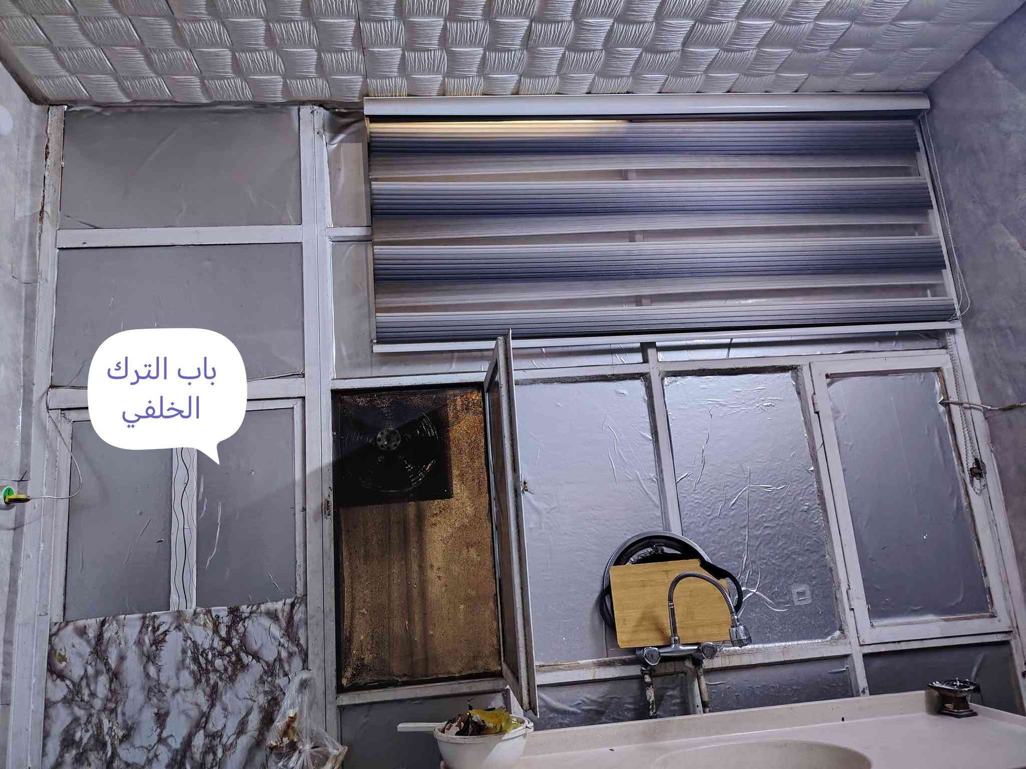 بيت 50  متر طابقين  للايجار  
الطابق الأول ( هول و مطبخ جبير وترك خلفي وصحيات) 
الطابق الثاني ( غرفتين وحده منهن بيها حمام وهول زغير بيناتهن )  لطفا كون عائلة زغيره و ايجاره  250  قفل  سكينه شارع شعلان ابو الغاز ع الشارع العام ***********

نص مكتوب في الصور:
- الهول
- حديقة داخلية
- ممر اتجاه الصحيات
- صحيات الطابق ١
- المطبخ
- باب الترك الخلفي
- حولي بين الغرفتين طابق ٢
- الدرج للطابق الثاني
