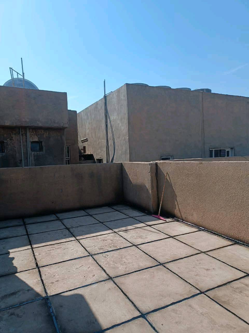 ياالله السلام عليكم اسطه ماستيك وفلانكوت درجة أولى (قلع ماستيك القديم واضافه ماستيك جديد مستوى الشتايكر تزفيت السطح والجدار بل افلانكوت شغل درجة أولى كرسته وعمل كله عليه والي يريد يتصل *********** مامتواجد على فيس