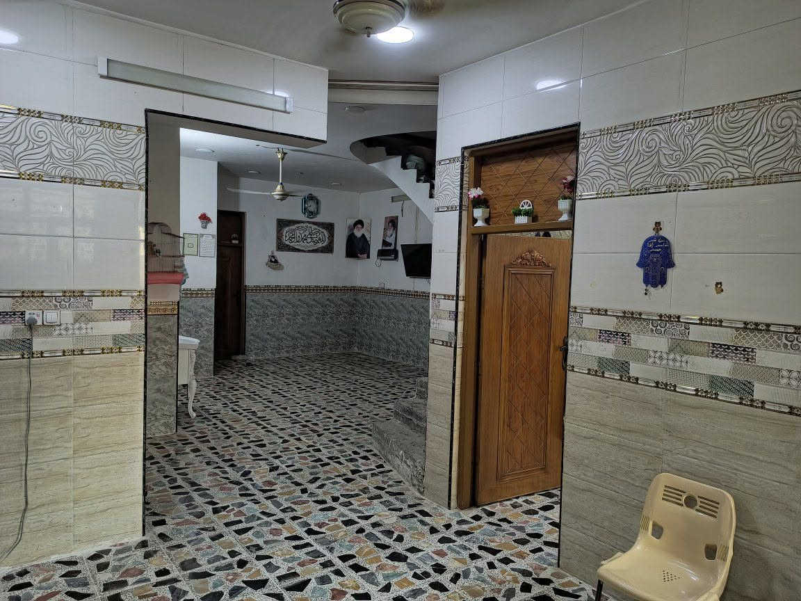 📞 ( *********** )

🏡 للبيع بيت في بغداد – سبع قصور | فرصة مميزة بسعر قابل للتفاوض

📍 الموقع: سبع قصور – فرع الحداد أبو الهيل

📜 السند: طابو زراعي – سند 25

📐 المساحة: 150 م²

↔️ الواجهة: 7.5 م

↕️ النزال: 20 م

💰 السعر المطلوب: 97 مليون دينار – والبيع بيه مجال للجادين

إذا تبحث عن بيت جاهز للسكن، بموقع قريب جداً من الشارع العام، وخدمات ممتازة، فهذا البيت يستحق المشاهدة 👌

✨ أهم مميزات البيت:

🔹 يبعد عن شارع سبع قصور العام والرئيسي خطوات فقط.

🔹 يقع في فرع مبلط بالكامل.

🔹 الكهرباء متوفرة بالكامل.

🔹 الإنترنت: كابينات ضوئية قريبة.

🔹 الماء ممتاز جداً، وتدفقه قوي حتى بدون ماطور سحب.

🔹 المجاري ضمن منظومة مميزة ومن الأفضل في المنطقة.

🔹 أساس البيت رفت والبناء بالكامل بالطابوق.

🔹 عمر البناء حوالي ثلاثة سنوات فقط.

🏠 توزيع البيت:

• 2 غرف نوم

• صالة واسعة

• استقبال

• مطبخ مفتوح على الصالة، مما يعطي مساحة داخلية واسعة ومريحة

• مخزنان، أحدهما مطبخ حار

• 3 حمامات: حمام خارجي، حمام داخل البيت، وحمام داخل إحدى الغرف

⚡ تفاصيل إضافية:

• منظومة الكهرباء داخل المنزل باستخدام بواري سحب وليس دفناً.

• المنزل بالكامل كاشي، مع بلاط في جميع أرجائه.

• الأبواب والإضاءة والتجهيزات الكهربائية من درجة أولى.

• الدرج الداخلي لف دائري.

• البيت يحتاج بعض اللمسات والتعديلات البسيطة، وهذا طبيعي في أي بيت مستخدم.

📌 المتبقي من الأعمال:

البيتونة + تطبيق الدرج + السياج العلوي الخارجي.

🏘️ ومن نقاط القوة المهمة:

المنطقة مقبلة بقوة على التحول إلى طابو سكني، وهو أمر يجعل الموقع محل اهتمام لمن يفكر بالسكن أو الاستثمار مستقبلاً.

💰 السعر: 97 مليون دينار وقابل للتفاوض

السعر محسوب وفق أسعار المنطقة نفسها، وليس سعراً عشوائياً أو مبالغاً به، والجاد يستطيع التأكد من أسعار البيوت في نفس الشارع والمنطقة والمقارنة بنفسه.

📞 للجادين فقط: التواصل للاتفاق على موعد مشاهدة البيت والتفاوض بشكل مباشر.

🏡 بيت بمساحة 150 متر، موقع قريب جداً من الشارع العام، خدمات ممتازة، وسعر مميز.
