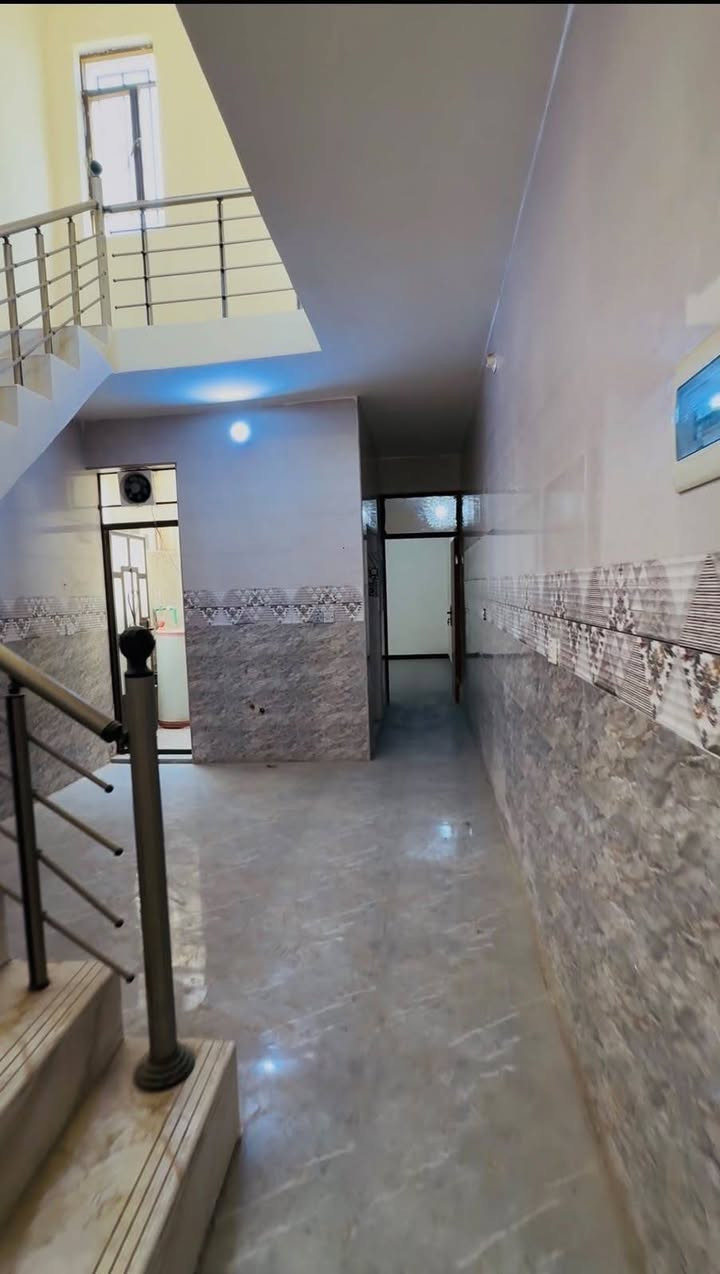 🏡 فرصة سكنية مميزة في قلب منطقة الانتصار – الراشدية

✨ مشتمل 75م² | طابو ملك صرف سكني | تحويل مباشر
طابق واحد – موقع ممتاز جدًا

📍 الموقع: بغداد – الراشدية – منطقة الانتصار
مقابل مستشفى حماد شهاب، وقبل مرور الحسينية، المربع الأول، وقريب جدًا من شارع 25.

🏠 تفاصيل العقار:
• استقبال وصالة
• خدمات
• غرفة نوم
• منور
• بيتونة
• طابق واحد
• سند طابو ملك صرف سكني
• تحويل مباشر

⭐ الموقع يجمع بين السكن الهادئ والقرب من جميع الخدمات، وقريب من الشوارع الرئيسية والمرافق المهمة.

🔑 العقار معروض حصريًا لدى مكتب الموسوي للعقار

📞 للاستفسار والحجز:
***********

🏢 مكتب الموسوي للعقار
مجاز رسميًا ووكيل معتمد لدى منصة عقاري

موقع ممتاز… ملك صرف… وتحويل مباشر
لا تفوّت الفرصة، وتواصل معنا لمعرفة التفاصيل.

