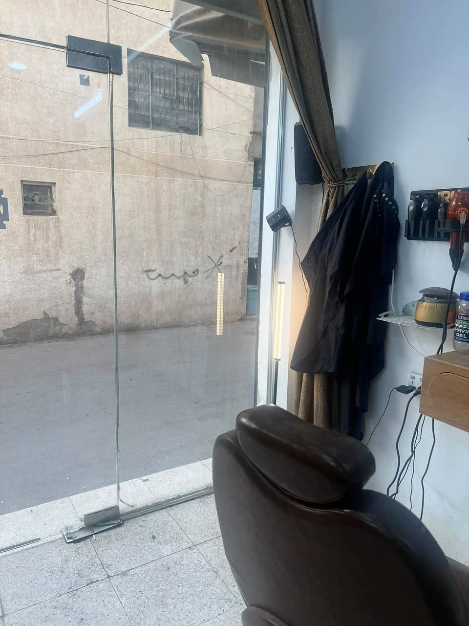 محل حلاقة • كله جديد • خلف جامعة المشرق