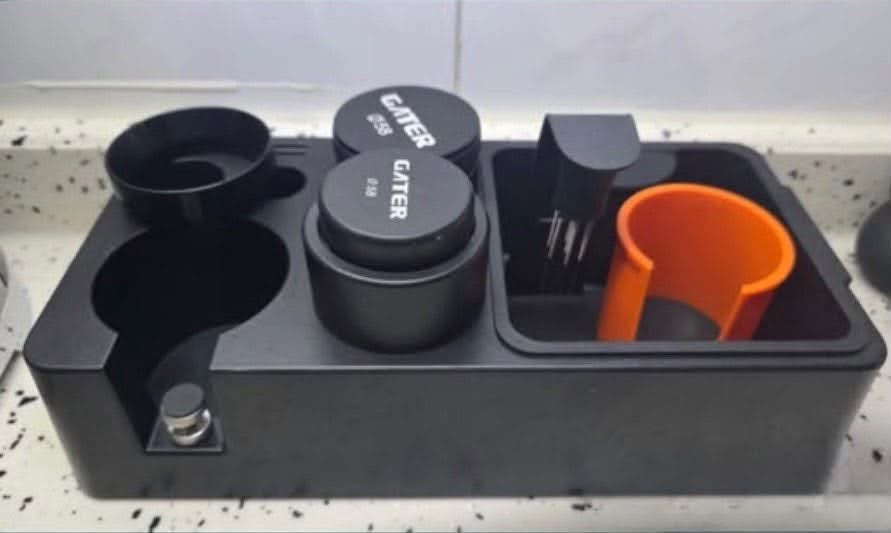 اخير قطعه بقت نضافه 99
جهاز **Breville Barista Signature (الموديل: VCF160)** يأتي بمواصفات تقنية متقدمة تمنحك تحكماً كاملاً وعالياً في تفاصيل الاستخلاص. إليك جدول المواصفات الدقيقة والشاملة لهذا الجهاز:
### المواصفات التقنية الأساسية
| الميزة | المواصفات الدقيقة |
|---|---|
| **نظام التسخين** | **Dual Thermoblock (كتلة حرارية مزدوجة):** يتيح لك استخلاص الإسبريسو وتبخير الحليب في نفس الوقت دون انتظار. |
| **مجموعة الاستخلاص (Group Head)** | **بحجم 58 ملم:** تصميم مستوحى من الماكينات التجارية لضمان توزيع حراري متساوٍ واستخلاص كامل ومثالي. |
| **المضخة (Pump)** | مضخة إيطالية بقوة **15 بار** لإنتاج كريمة غنية وقوام متناسق. |
| **التحكم الحراري** | نظام قابل للبرمجة لتعديل درجة حرارة ماء الاستخلاص بما يناسب نوع وحمصية البن. |
| **التحكم بالترطيب (Pre-infusion)** | إمكانية تعديل بروفايل الترطيب المسبق (Pre-infusion profile) للتحكم في رطوبة كعكة البن قبل الضغط الكامل. |
| **القدرة الكهربائية (Power)** | **2350 واط** (تسخين سريع جداً وكفاءة استقرار حراري عالية). |
| **سعة خزان الماء** | سعة ضخمة تصل إلى **2.8 لتر**، قابلة للإزالة أو التعبئة من الأعلى. |
### المطحنة المدمجة ونظام الجرعات
 * **التحكم بالجرعة (Intelligent Grind & Dosage):** نظام ذكي يعطي قراءة وملاحظات لضبط كمية القهوة المطحونة بدقة للسينجل والدبل شوت.
 * **درجات الطحن:** تحتوي على **30 درجة طحن** مختلفة لتعديل النعومة والخشونة بدقة.
 * **تقنية مضادة للكهرباء الساكنة (Anti-Static):** تمنع تطاير وتناثر رذاذ البن المطحون، مما يحافظ على نظافة مساحة العمل.
 * **سعة هوبر البن:** يتسع لـ **250 غرام** من حبوب البن كاملة.
### الواجهة والتحكم والميزات الإضافية
 * **شاشة LED مدمجة:** تعرض **مؤقت الاستخلاص (Extraction Timer)** بالوقت الحقيقي، وهو أمر أساسي لمراقبة وقت نزول الشوت وضبط الوصفة بدقة.
 * **عصا التبخير (Steam Wand):** تقنية *Cool Touch* (باردة عند اللمس لحمايتك من الحروق)، تنتج بخاراً جافاً ومثالياً لتحضير الفوم الناعم (Microfoam) المناسب جداً للرسم (Latte Art).
 * **موزع ماء حار مدمج:** مخصص لتطويل الشوت (تحضير الأمريكانو) أو لتسخين الأكواب.
 * **البرامج الذكية:**
   * شوت مفرد (Single Shot).
   * شوت مزدوج (Double Shot).
   * تحكم يدوي بالكامل (Manual Shot).
   * برنامج تنظيف تلقائي (Auto Clean Program) مع مؤشر للتنبيه عند الحاجة لإزالة الترسبات (Descaling).
### الأبعاد والوزن والهيكل
 * **مادة الصنع الخارجية:** ستانلس ستيل بالكامل (Stainless Steel) مع لمسات باللون الأسود.
 * **الأبعاد:** الارتفاع 41.5 سم × العرض 31 سم × العمق 33 سم.
 * **الوزن:** حوالي **11.2 كغم** (وزن ممتاز يمنح الماكينة ثباتاً كبيراً أثناء كبس القهوة وقفل البورتfilter).
### الملحقات القادمة في العلبة:
 1. بورتfilter مقاس 58 ملم.

ملاحضه النضافه 99 بلا كارتون السعر خاص
مع بورتا فلتر مكشوف 
مع عده كامله اصليه تباع مع الجهاز تامبر مفكك موزع رنك وقاعده 

***********
