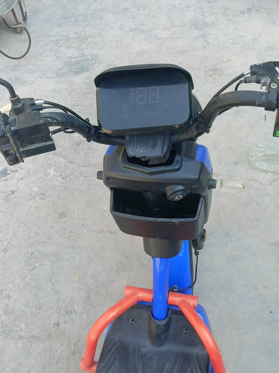 دراجه شحن حجم 20 للبيع بدون بطاريات وشاحنه سعر 175 بيه مجال   رقم ***********
