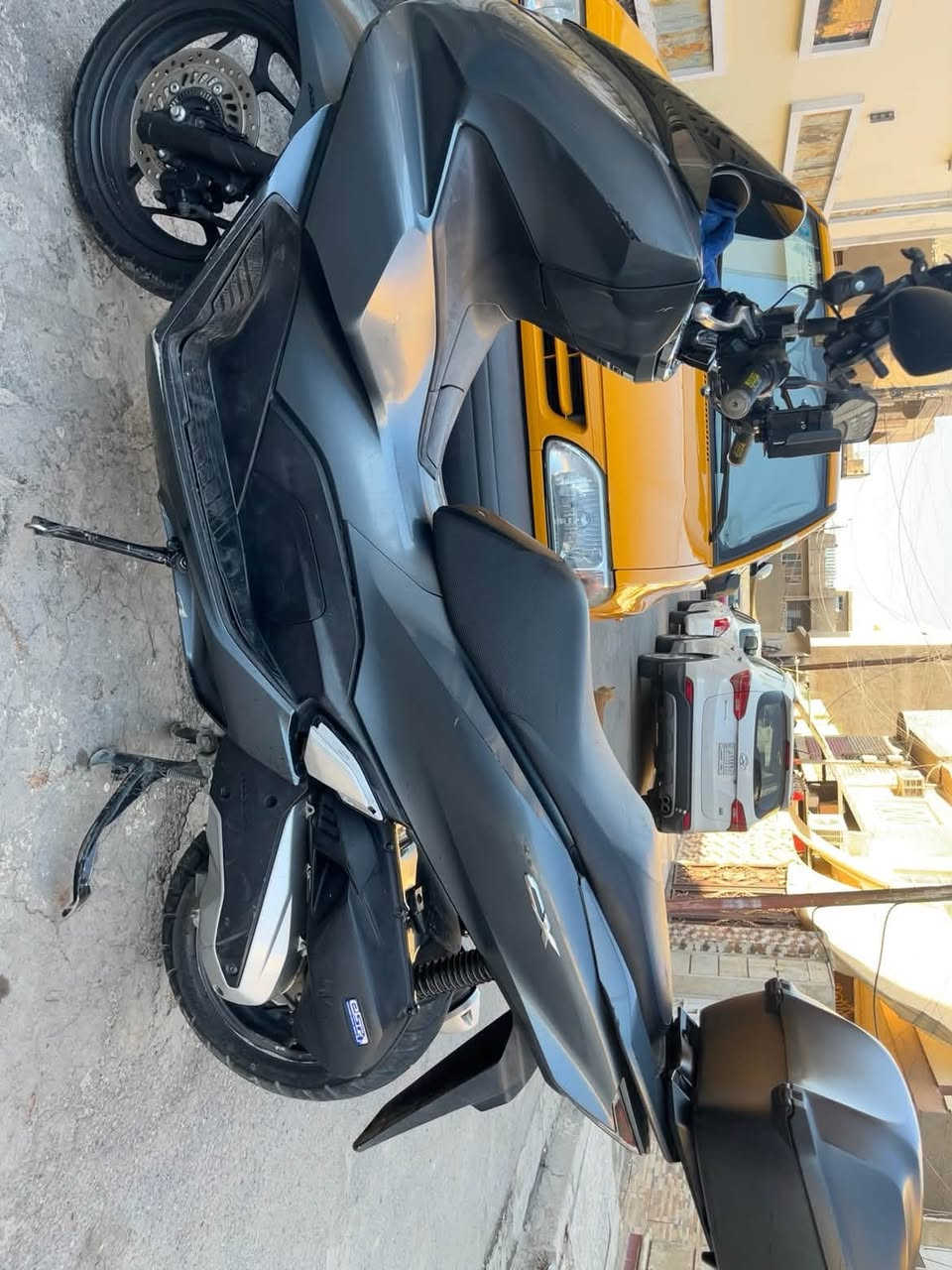 السلام عليكم pcx جيل رابع كوري  ممشى 50.000الف الدراجه مكفولة من مكينه والكفرات بيهة ملاحضات بسيطة  واكو فطر ب الصفحة اليمنه ممبين كلش سعر خاص تواصل ***********
