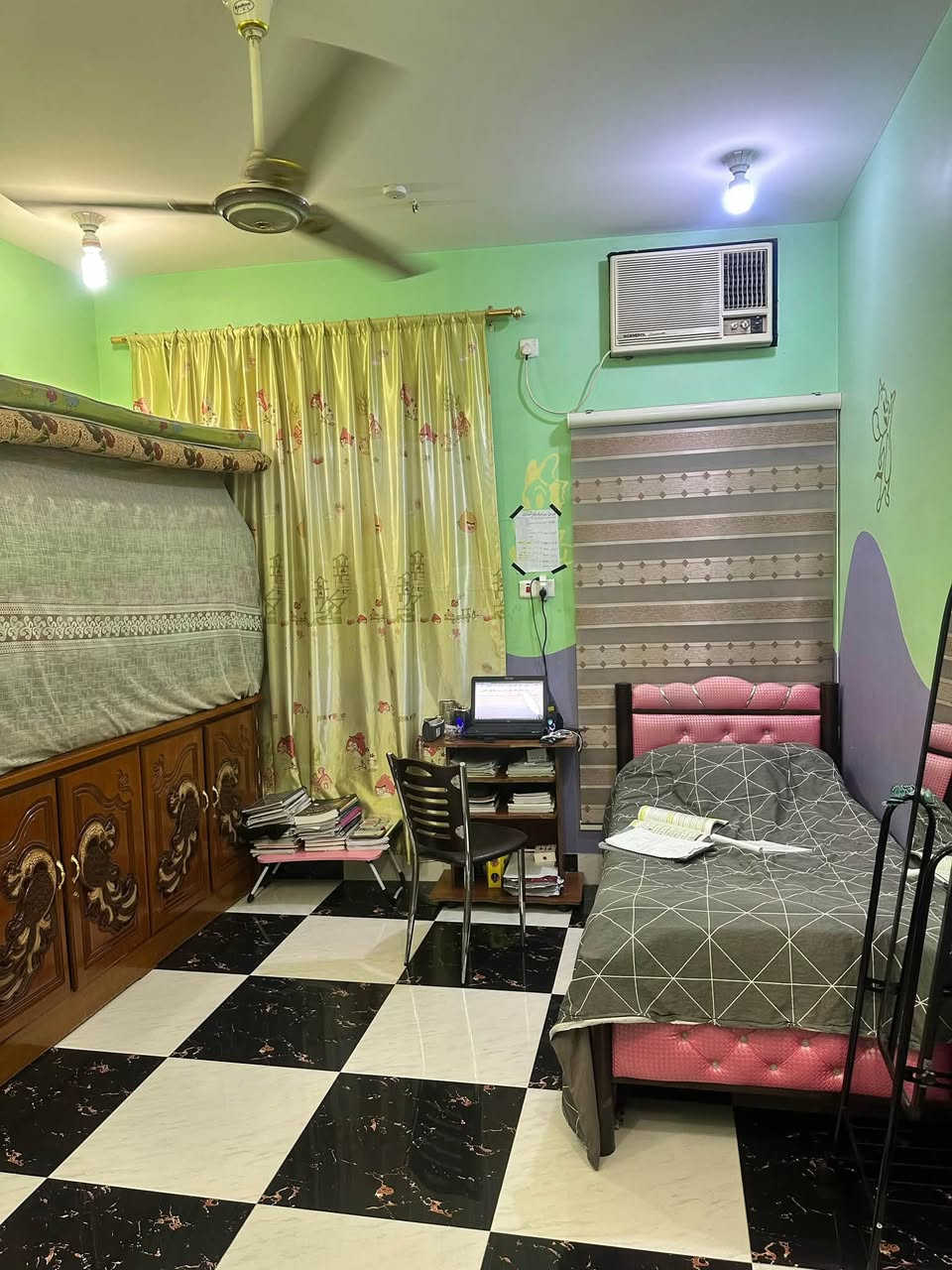 سلام عليكم
بيت للبيع في حي الشهداء  ساحة المختار ابو يعقوب العبادي موقع البيت على الساحة مساحة البيت بالطابو (104)واقع حال (120) متر بناء البيت يتكون من استقبال ومطبخ وصالة وغرفة نوم وحمام داخلي وحمام خارجي وطارمه ومناور عدد 2 بالطابق الارضي الطابق الثاني غرفتين نوم وصالة وحمام بناء حديث ومواصفات وجودة البناء ممتازه للاستفسار ***********
