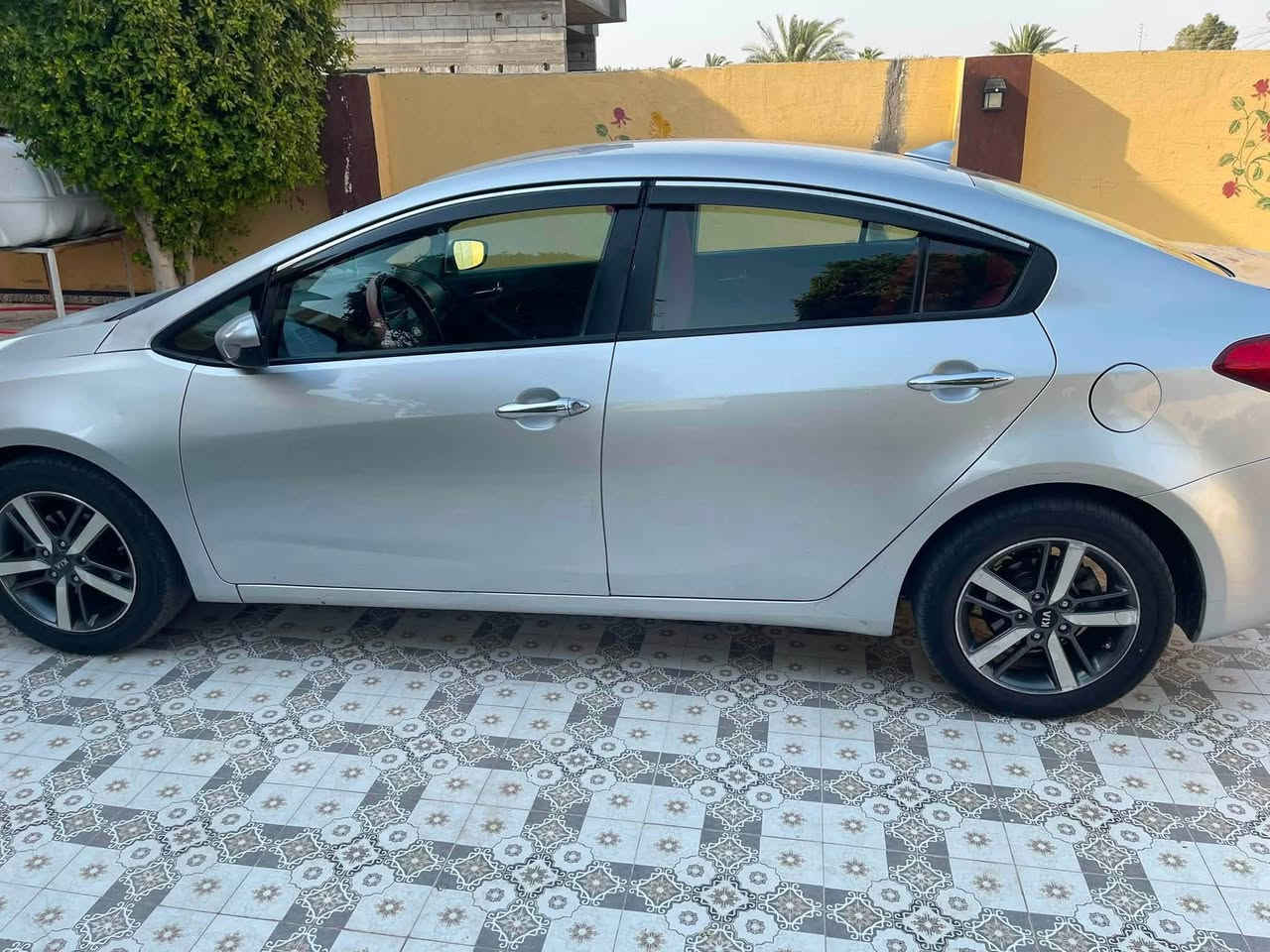 سلام عليكم سياره فورتي موديل ١٤ مكان سياره ديالى متواجد عل فيس رقمي ***********
