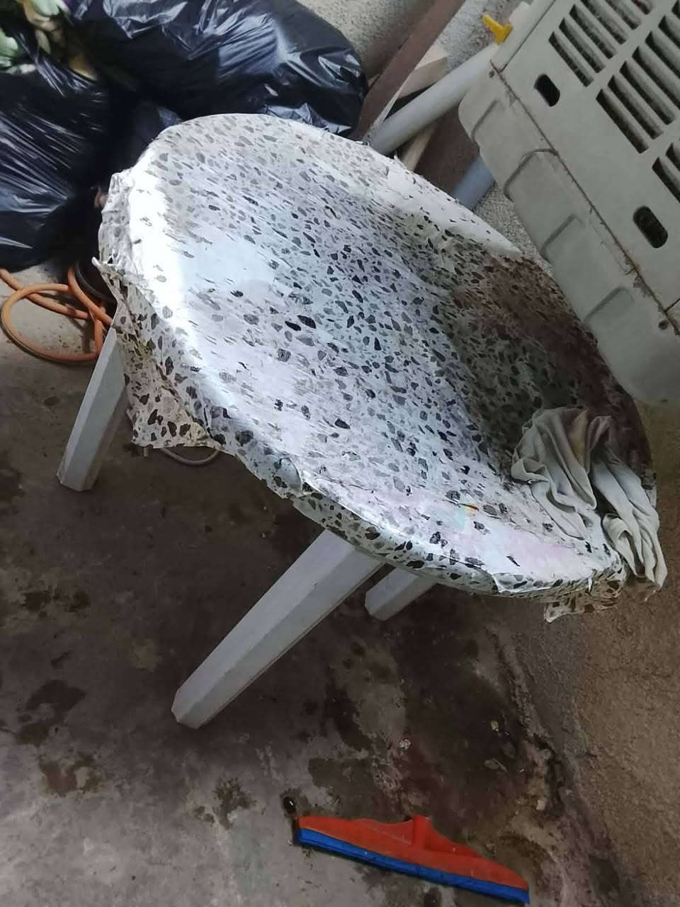 للبيع
صوبه زيتيه 
كراسي عدد 4 
ميز بلاستيك دائري واحد 

العنوان بغداد الشعله 
واتساب ***********
