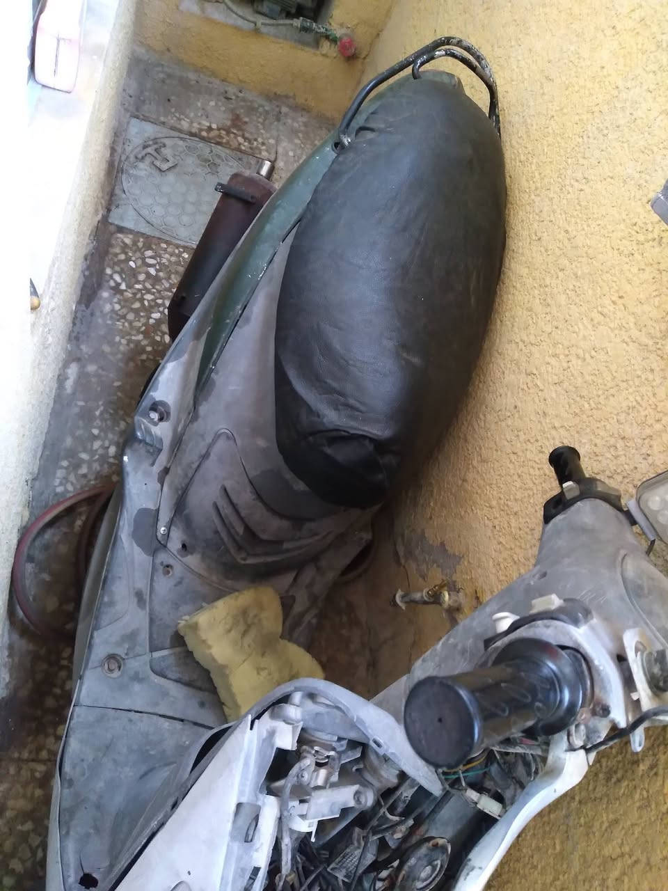 ماكس منغولي للبيع امانه الله كل شي مابيها محرك ممتاز لا كايمه ولا مجفته اضملك محرك تجي وتشوفه والدراجه تشتغل بس وصخه لان متروكه صالها هوايه واني ما محتاجها كفراتها الامامية موجودات اني اتعاجزت اشدهن 
سعرها 375 الف وبيها مجال اساهلك بيها بسعر الي يعجبك ان شاء الله 

رقمي :  *********** واتساب فقط
