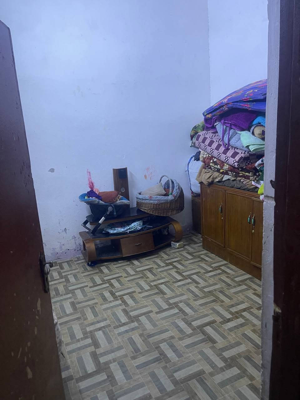 السلام عليكم بيت تجاوز مساحه ٥٠  متر نضيف ارضيه جديده حمام سيراميك كله  بلجريخي قرب ساحه المحله بصف مدرسه مالك الاشتر ***********
