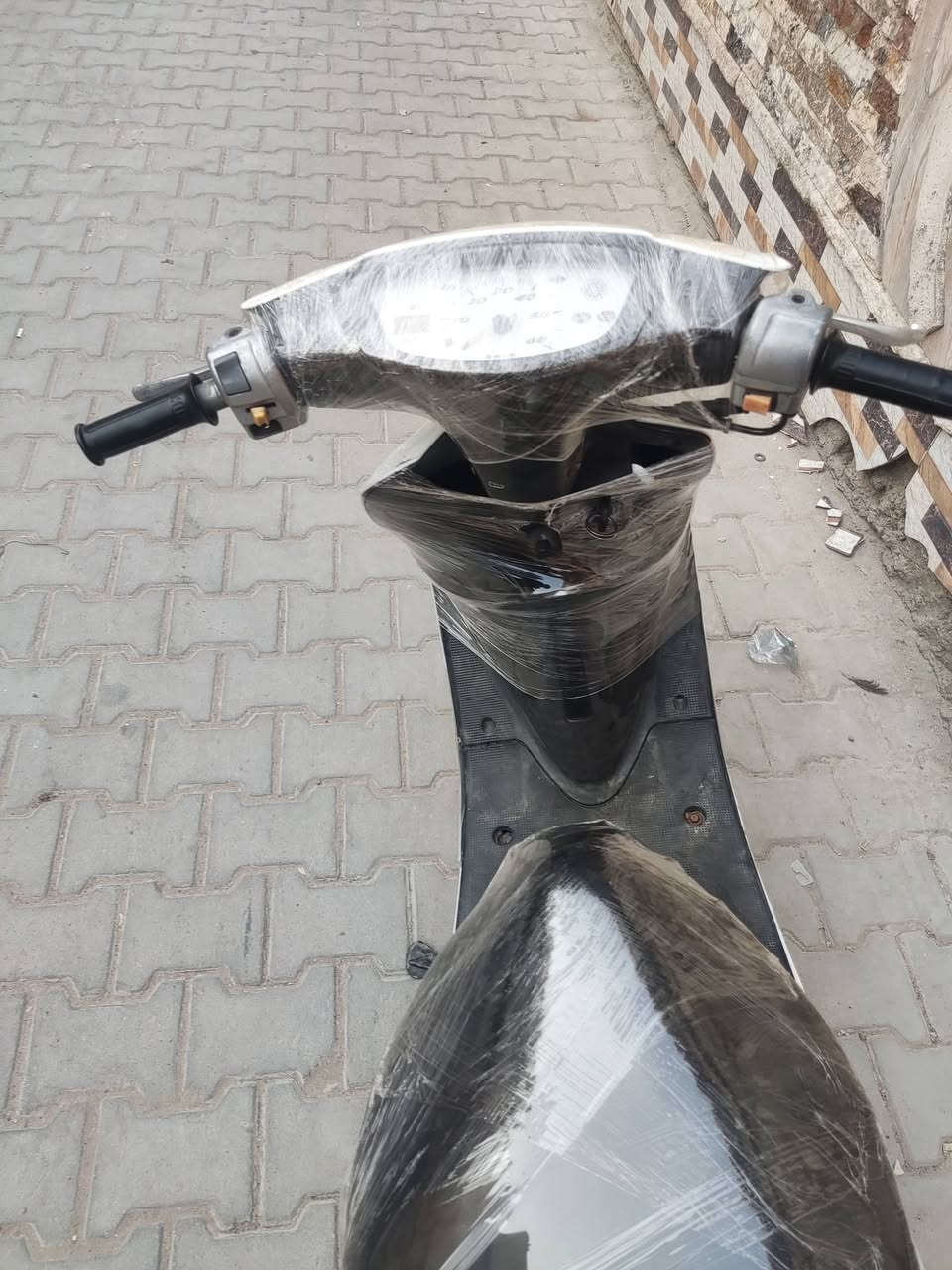 السلام عليكم دراجه 60 عصفوريه 
سلف هندر كهربائيات كامله نقصها كلوب اشاره 
مكاني بغداد الشعله 300 وبيها مجال 
رقم ***********
