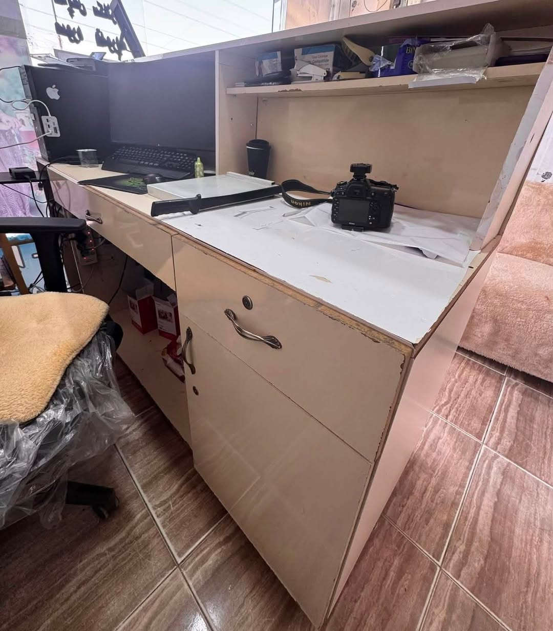 ميزى مصور بو شوينى كيس و كومبيوته رو ئه داواتى وينه گر نزيكه ى دوو مه تر ده بيت
ژ.م/***********
