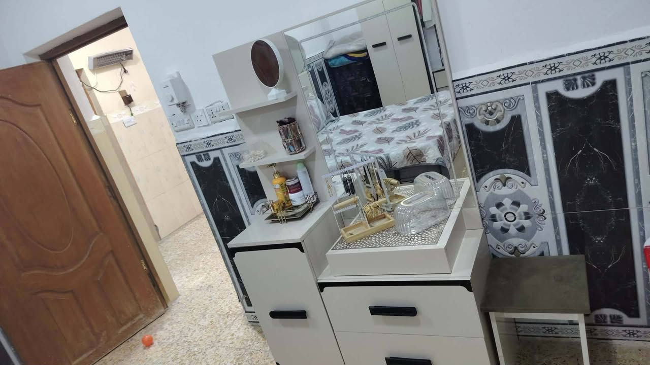 يغرفه للبيع جديده ستخدام قليل 7 قطع سرير جك خزن كنتورين واحد جبير وثاني بابين سعر 550 بيه مجال
عنوان ام العصافير 
واتساب ***********

