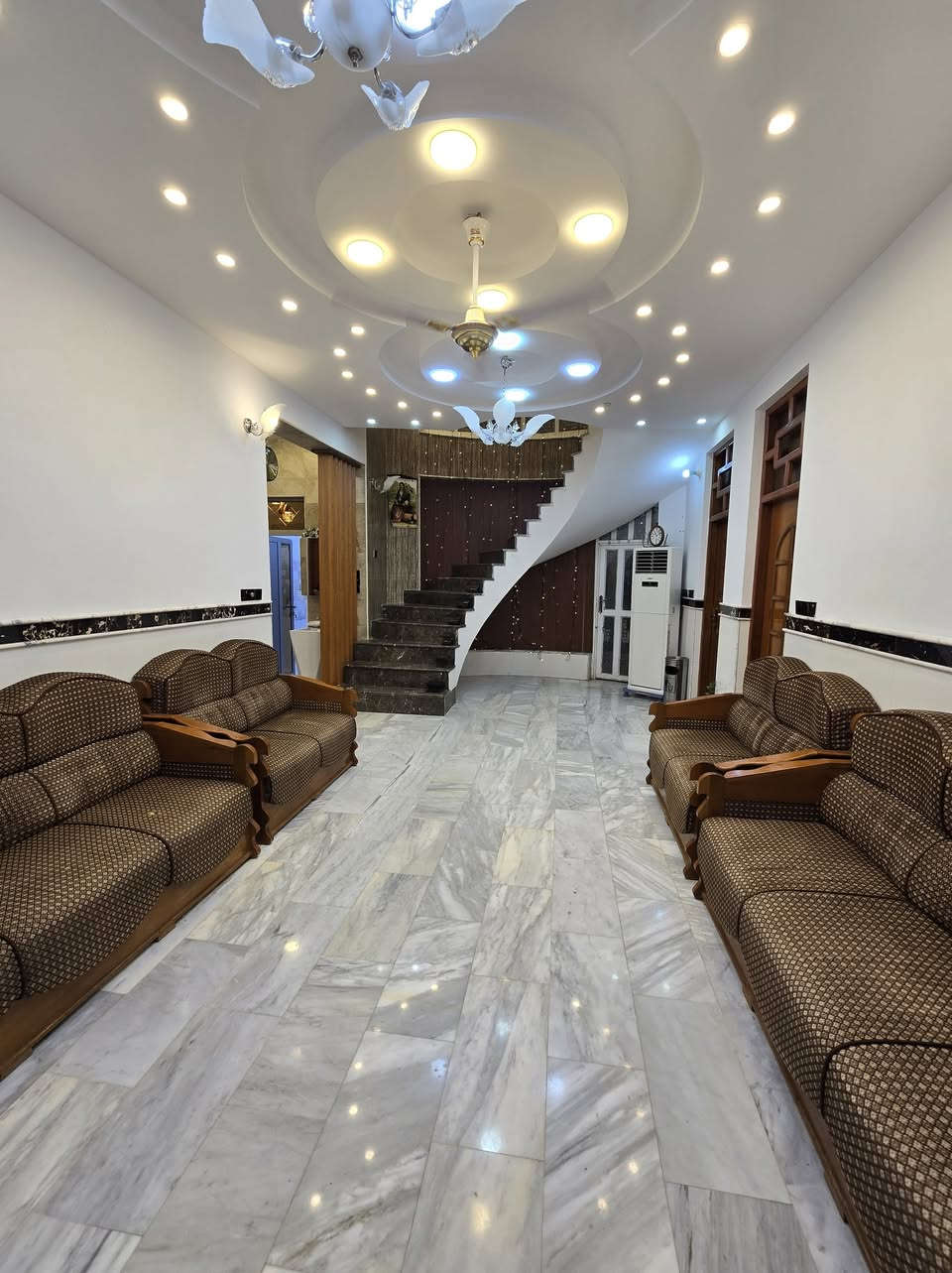 ّ🔴اعلان رقم 164
#مطلوب_للبلدية
#حي_الجامعه_الاولى_قرب_مستشفى_التركي
المساحه 250 متر 
الوجه 10
النزال 25
عرض الشارع 10

🛑 ط1 
غرفتين وم ،صاله ،استقبال ،مطبخ بارد مع حار ، مجموعه عدد 2 كراج حديقة
 🛑ط2
اربع غرف نوم + هول وصحيات 

#السعر : علق (تم)

 #ملاحظه 🛑 مطلوب 85مليون 
#التسديد السنوي 4.450
🍁🍁🍁🍁🍁🍁🍁🍁🍁🍁
للاستفسار او الاتصال على الأرقام التالية
 
#المكتب :📞📞   ***********
🍁🍁🍁🍁🍁🍁🍁🍁🍁🍁
عنوان مكتبنا : 🏦#الفلاحية_قرب_صيدلية_كربلاء

