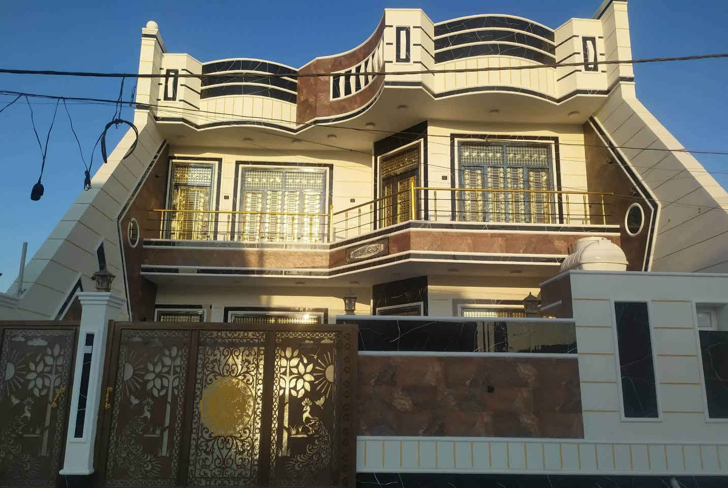 السلام عليكم 
دار للبيع في الهاشمية حي الامير ال95  🏡 
طابو صرف طابقين 200 متر  يقع على شارع 15 باتجاه مديرية تربية الهاشمية
التفاصيل:بناء طابوق وصب كونكريت للطابقين بناء سنة 2022 .
الارضية بورسلين الاسباني .
الابواب والشبابيك سل ستيل تركي 
جبس درجة ممتازة ونقوش عصرية
منظومة ستلايت 
منظومة سبالت
منظومة كاميرات
منظومة حشرات
منظومة انترنيت
عدد الغرف مع الابعاد:
استقبال 7×4
مطبخ 5×5
صالة 9×4 في الطابق الثاني كذلك
غرفة نوم عدد4
مجمعات صحية عدد 3
بيتونه 6×4 
درج داخلي عدد 2 
السطح فرشي 
#السعر_215  
للاستفسار زيارة مكتب الوسمي للعقار -الكائن في الهاشمية حي العسكري شارع ابو سلام -بجوار محلات سيد مظفر
***********اتصال
                                                     ***********واتساب
ابو زيد الجبوري
