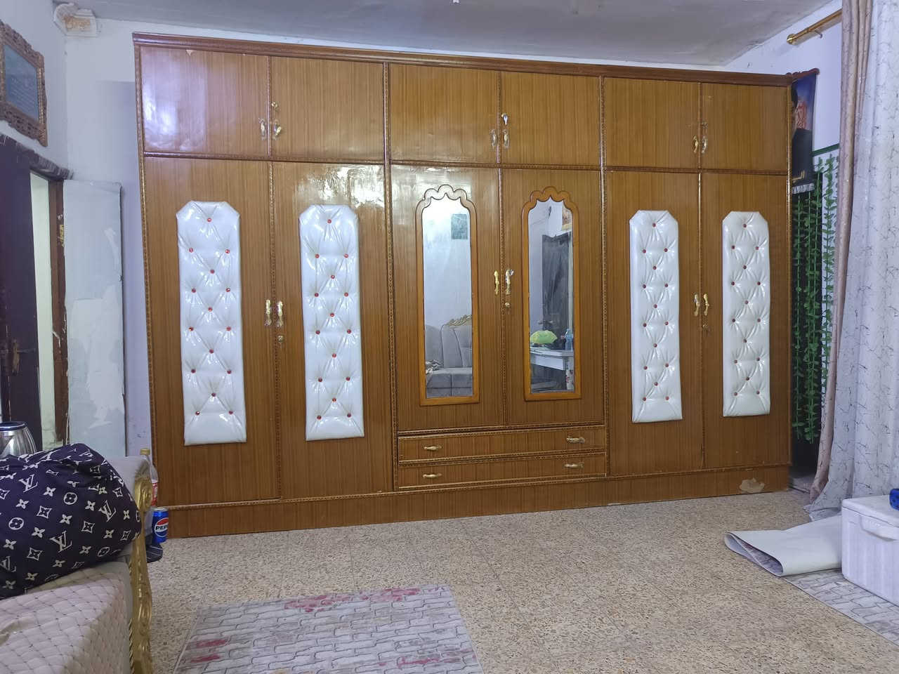 كنتور سته ابواب ملحق صاج داخل خارج نظيف جدا للبيع السعر ٢٥٠ الاستفسار الاتصال على الرقم *********** بغداد البياع
