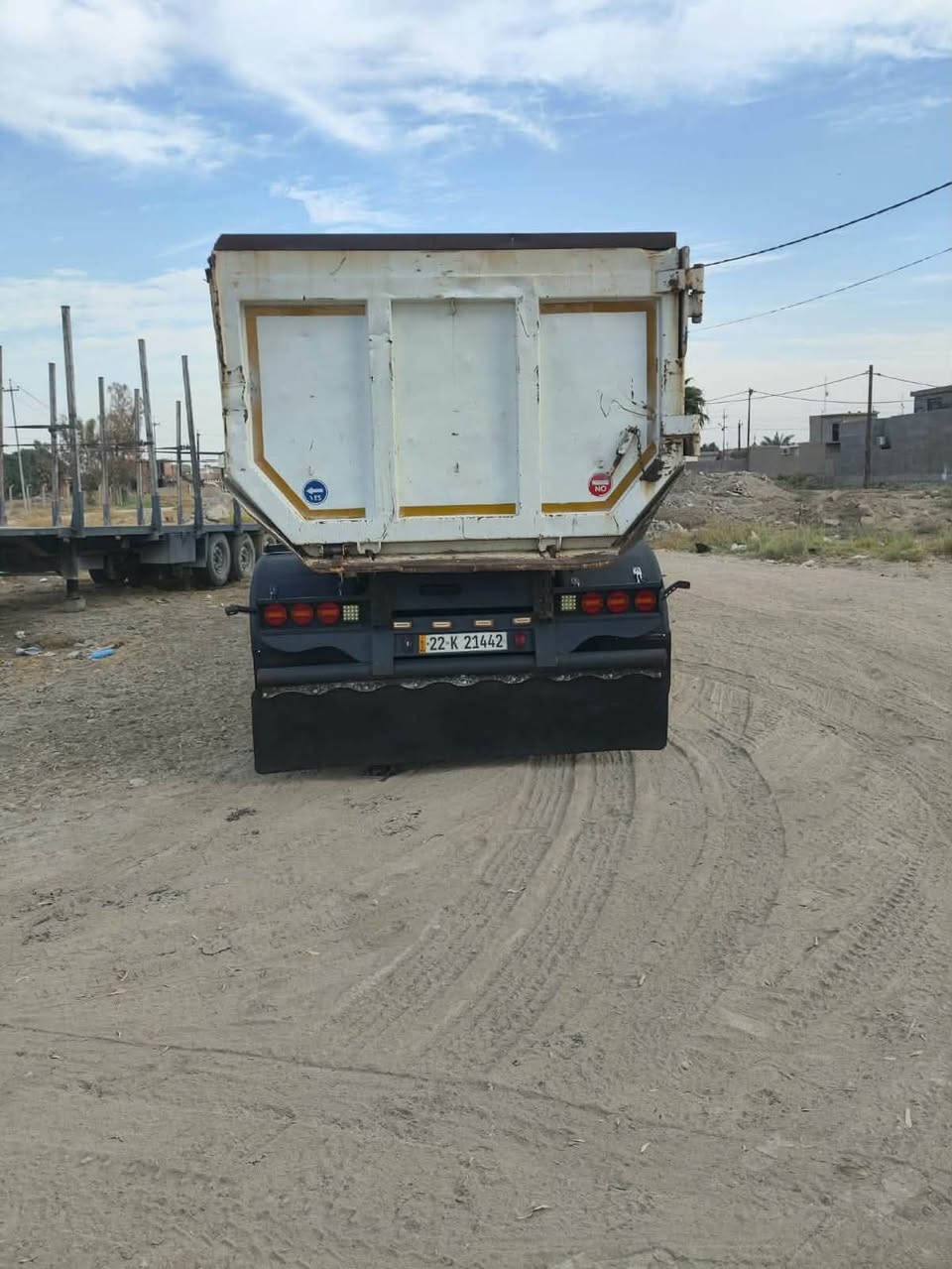 للبيع موديل ٢٠١٧كامل مواصفات مكينه حجم ٥٠٠ تخم تاير راس وعربانه وزن الفارغ ١٨ طن  تجي وتشوف بعينك احسن ما تتعب لسانك 
***********
اخي الكريم سعرها ٥ شدات وبيها مجال
