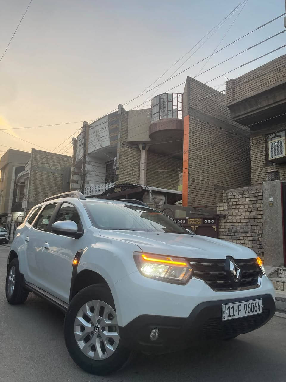 السلام عليكم رينو دايستر 2025 ماشيه 2500km مواصفات لايت زينون  محرك 1600 وكير نيسان تبريد قطعتين امامي خلفي ثلاجه تحكمات ستيرن مثبت سرعه مانع انزلاق مقاعد جلد وقماش شاشه دجتل كار بلي كبيره بصمه دخول ذكي  بعد بيه مواصفات 
سياره كفاله عامه ما عده رصعه خفيفه في جاملغ خلف السايق غير هذا شخط مابيها مكاني بغداد الحريه حي السلام السعر ب125 او مراوس حسب الرغبه الرقم للتواصل ***********
