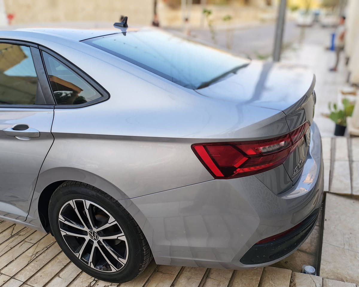 🚘 للبيع Volkswagen Jetta 2022 🇺🇸
او مراوس بأطلس كروز 2024

🔹 الموديل:  Volkswagen Jetta Sport

🔹 سنة الصنع: 2022

🔹 المحرك: 1.5 Turbo بنزين

🔹 ناقل الحركة: أوتوماتيك

🔹 الدفع: أمامي FWD

🔹 رقم الشاصي VIN: 3VWBM7BU8NM023372

🔹 وارد أمريكي 🇺🇸

🔹 العداد: 46000 ميل 

🔹 السيارة حالياً جاهزة للاستخدام

✨ سيارة اقتصادية وعملية، محرك 1.5 تيربو وأداء ممتاز، ومناسبة للاستخدام اليومي والسفر.

رقم الماني معوقين بغداد بعد سنه ونص تصير حره وكالة عامة بأسم المشتري 

📌 الفحص متاح للجادين

📌 البيع للجادين فقط

💰 السعر: [14500$]

📞 للتواصل: [***********]

#Volkswagen #Jetta #Jetta2022 #فولكس_واكن #جيتا #سيارات_امريكية #سيارات_للبيع
