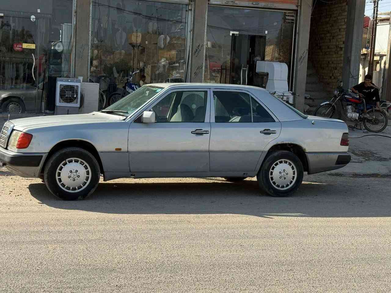 سياره للبيع مارسدس دب موديل 88 مواصفاتها مكينه بطه 2500 تخم تاير باتري جديد حداديه نضيفة 90% المو شراي لا يتعبني 
مكاني بابل ابو غرق السعر خاص او يتصل على هذا الرقم ***********
