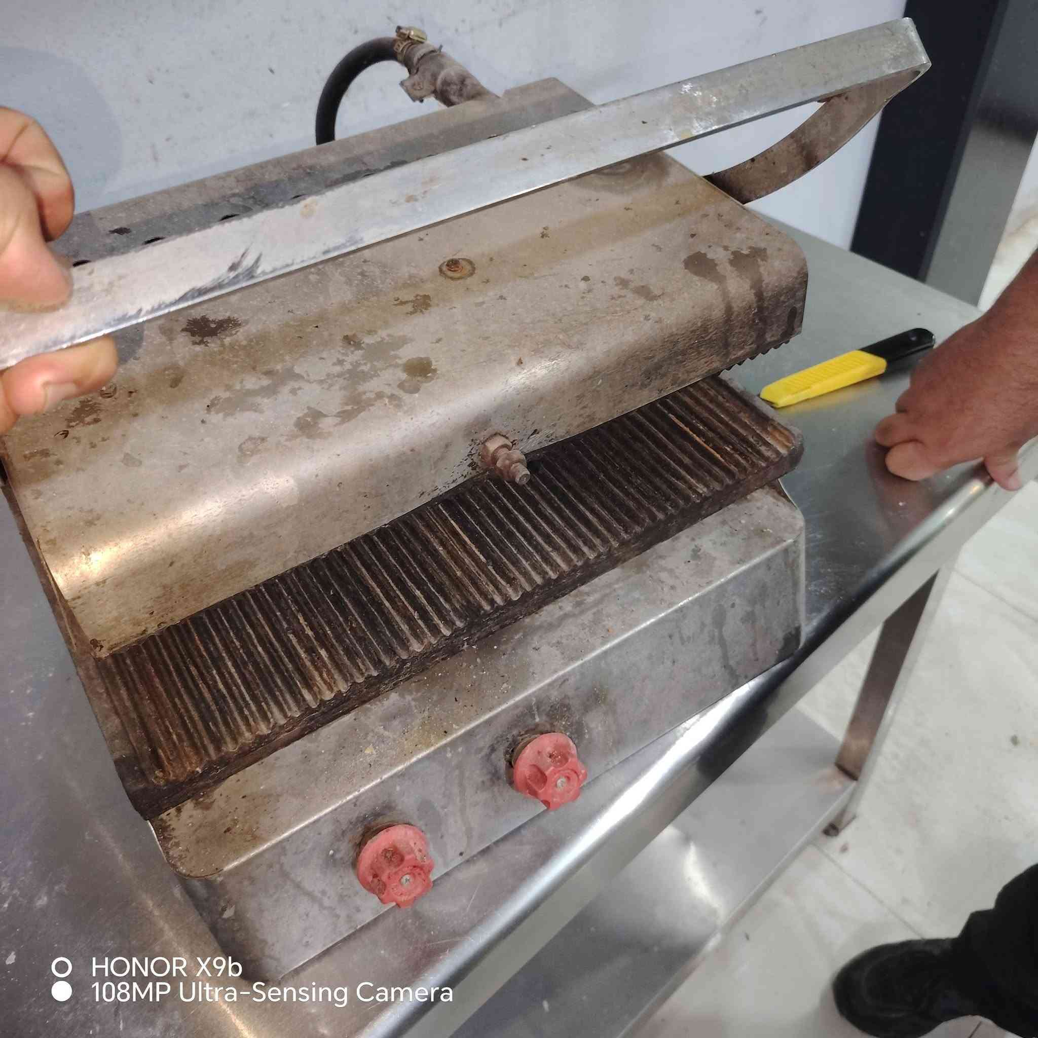 معدات مطبخ • طباخ 4 عين • كابسة نظيفة