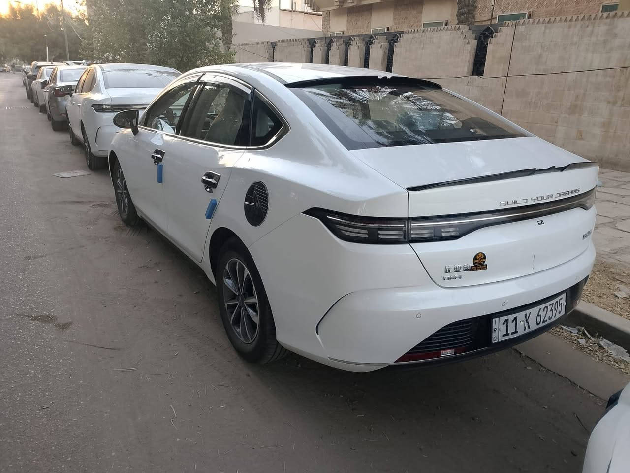 السلام عليكم

🚘 BYD DESTROYER 05 موديل 2025
🔥 ماشية _٤١ الف كلي
📍 مرقم بغداد — مثبت لوحات
✨ داخل جلد ابيض

🔹 المواصفات:
• شاشة قلاب كبيرة
• شاشة عدادات ديجتال
• داخل جلد
• بصمة تشغيل
• بصمة أبواب
• تكييف أوتوماتيك
• تحكم بالتكييف من الشاشة
• فتحة شحن USB
• شاحن لاسلكي للموبايل
• بلوتوث
• اتصال بالموبايل
• كامرة خلفية
• حساسات خلفية
• مثبت سرعة
• تحكم ستيرن
• أزرار تحكم متعددة بالستيرن
• Auto Hold
• هندبريك كهربائي
٠ قطعتين تبريد 
• مانع انزلاق
• ثبات إلكتروني
• ABS
• 6 إيرباك
• LED أمامي
• LED خلفي
• DRL نهاري
• إشارات جانبية
• ويل كب كروم
• Drive Mode
• نظام هايبرد DM-i
• محرك 1.5
• كير أوتوماتيك E-CVT
• بطارية Blade
• إمكانية الشحن الخارجي Plug-in Hybrid
• اقتصاد عالي بالوقود

الملاحظات
السياره مجهزة سستم اسود كامل

السياره بيهه صبغ بنيد بسبب رجع واحد بك عالسياره والصور موجودة
ومن طلعت مشيت طار البنيد وصار رصعه بالقماره ومصلحهه بارد
وبارد بالباب الايمن ضربة دراجه

📞 للاستفسار والتفاصيل تواصل معنا
السعر ١٨ مليون 

***********
*********** بغداد, العراق
