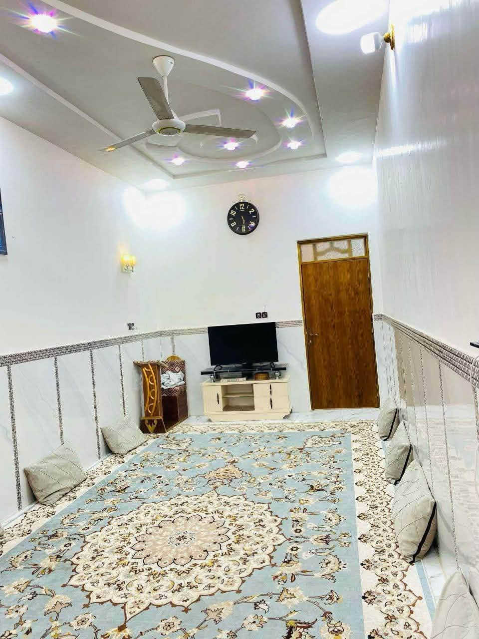 بيت للبيع مساحه 140
مغربه شارع فرن تاج الدين 
طابق ونص
الطابق الاول
غرفه صاله استقبال صحيات
الطابق الثاني
غرفه + صاله
170وبيه مجال 
***********
***********
