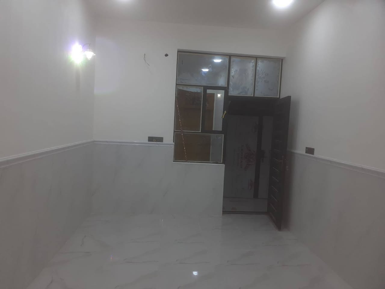 دار للبيع بالنداء شارع قنبر بضهر التجارية شغل هندسي درجة اوله مساحة البيت 100متر طابق واحد سعر 73 مع المجال رقم الهاتف واتساب ***********
