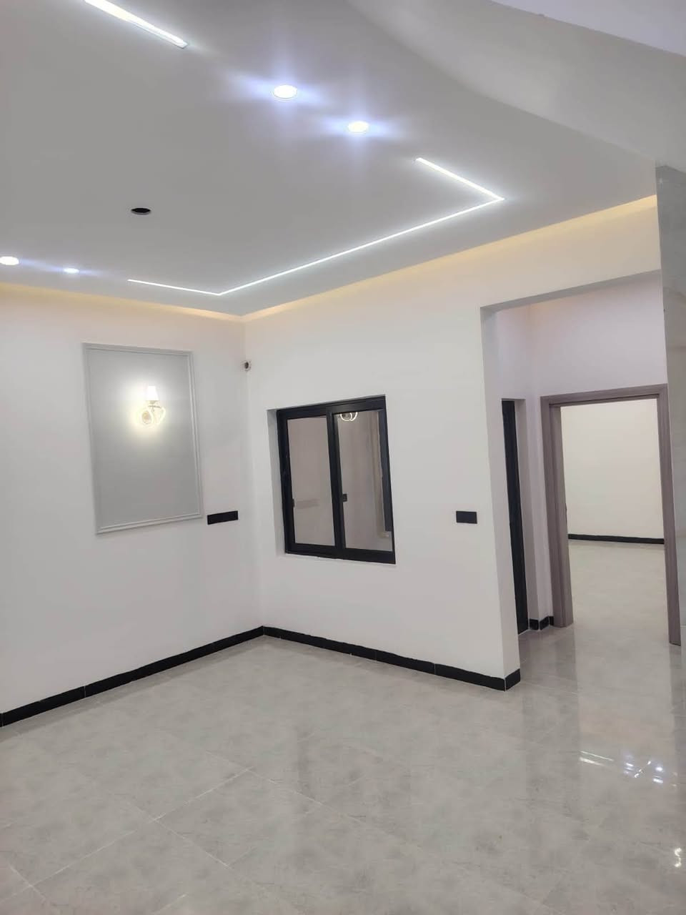 بيت للبيع - تكريت منطقة التصنيع 

موقع مميز، ركن وجنب حديقة

المساحة: 162 م²

مواصفات البيت:
• 4 غرف نوم
• صالة استقبال
• مطبخ
• صحيات داخلية وخارجية

السعر: 134 مليون دينار
والسعر قابل للتفاوض

للاستفسار والتواصل: ***********
