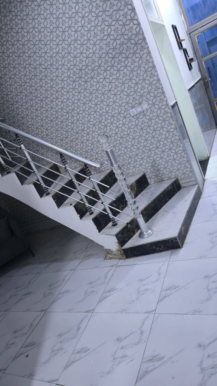 السلام عليكم 
بيع مستعجل بسبب ظرف طارئ
🏡 للبيع بيت حديث مميز في شارع 80  نجف – محافظة بابل (فرع سنتر عبودي)
فرصة سكن راقية في منطقة هادئة ومكتملة الخدمات، بيت حديث البناء لعام 2022، طابو صرف، جاهز للسكن الفوري.
📐 تفاصيل العقار:
المساحة: 100 متر
بناء طابوق حديث (2022)
طابقين + سطحين
أرضيات بورسلين راقية
شارع أمامي بعرض 10 متر
يبعد 200 متر عن الشارع العام
منطقة سكنية هادئة ومناسبة للعوائل
🏠 تفاصيل التوزيع:
الطابق الأرضي: استقبال + صالة درج + مطبخ + مجمع صحيات + صحيات خارجية
الطابق الأول: غرفتا نوم + مجمع صحيات
سطحين
⚙️ الخدمات:
إكمال المجاري وتصريف الأمطار
إنترنت فايبر (ضوئي)
جاهز للسكن مباشرة
🛋️ الأثاث والتجهيزات (جميعها حديثة 2024):
تخم وطاولات
سبالت توسوت عدد 2
4 مراوح كهربائية
ثلاجة هيتاشي 4 أبواب
غسالة سامسونج 18 كيلو
شاشة 55 إنج
أوفن + ميكرويف + طباخ
فلتر ماء + ماطور ماء + سخان
مغسلة داخلية + 2 مغاسل فرفوري
كاونتر HDF و MDF
غرفة نوم كاملة
بردات
منظومة راوتر
مبردة حديد + مبردة بلاستيك
✨ مميزات العقار: بيت حديث، أثاث جديد، موقع هادئ، خدمات مكتملة، وجاهز للسكن بدون أي صرف إضافي.
📞 للاستفسار والمعاينة يرجى التواصل
***********

غير متواجد على مواقع التواصل الاجتماعي
