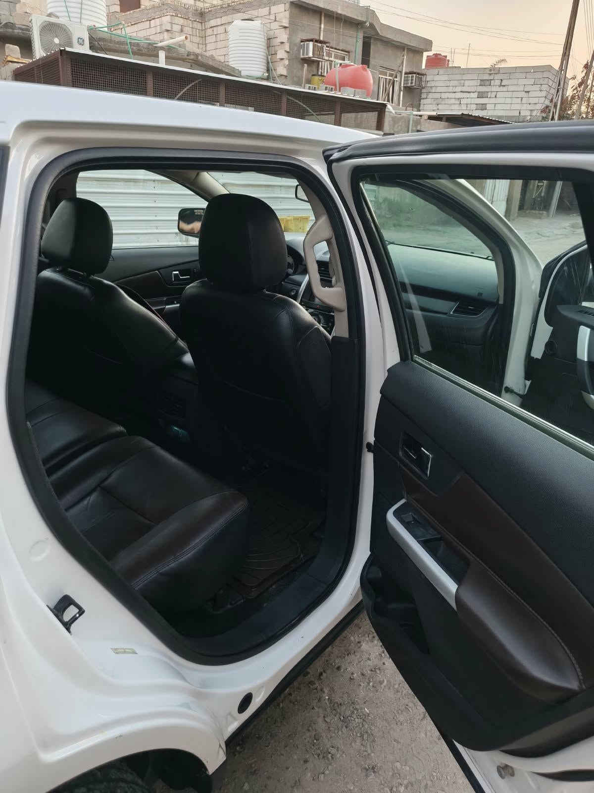 السلام عليكم 
للبيع فورد ايدج جديده جديده 
بمعنى الكلمة سيارة حلوه ونضيف 
كفاله عامه سيارة
وداخلها جديد
سيارة فول خليجي وكالة نيفا أخذتها من صديقي ماخذها من الشركه العامه 
السيارة ماشيه 98 كيلو 
فول سيارة داخل جلد ونضيف جدا 
بنراما 
انارة داخليه وبيها بعد هواي مواصفات 
السيارة كلها شغاله من الطول لطول 
رقم بصرة بسمي تحويل ثاني يوم 
سعر سيارة 107 وبيها مجال وماكو بنضافتها 
مكان سيارة البصرة الجمعيات 
رقمي هذا ***********

نص مكتوب في الصور:
- CAMON 40 Pro 5G
- 2026.08.10 11:19 AM
- 23mm f/1.8 1/1750s ISO50
- 23mm f/1.8 1/1698s ISO51