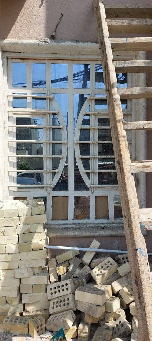 للبيع باب حديدي طلاكتين قياس مع الجرجوبة ٢٤٠ارتفاع  وعرض ١٣٤  مع الجام والكيلون مصبوغ وكامل نظيف وثكيل السعر ١٥٠ وشباك حديد قياس ١٩٠ ارتفاع مع الجرجوبة وعرض ١٤٥  مع الجام  السعر ٥٠ الشراي يتصل عل الرقم ***********
