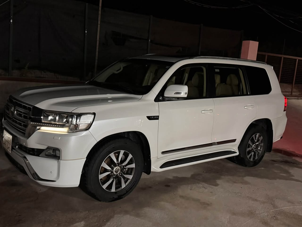 بسمالله الرحمن الرحيم
تويوتا لاند كروزر ٢٠١٧  V8 GX-R
شركة مهند فول مواصفات 
كشناد كهربائي و جلد 
اربع كامرات 
بدون صبخ شرط 
خمس تايرات جديد 
***********
