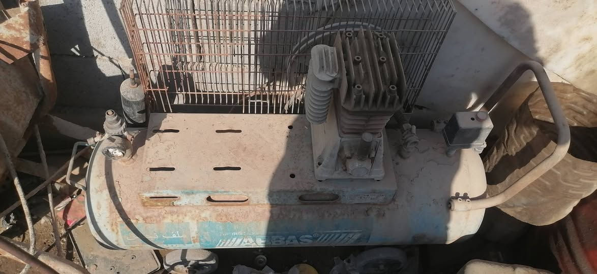 السلام عليكم كمبريسرات للبيع الجبير جاهز بسكهرباء ٣٥٠ لتر سعره ٣٥٠ الف الزغير بس بطل سعره ٧٥ الف اتصال ***********
