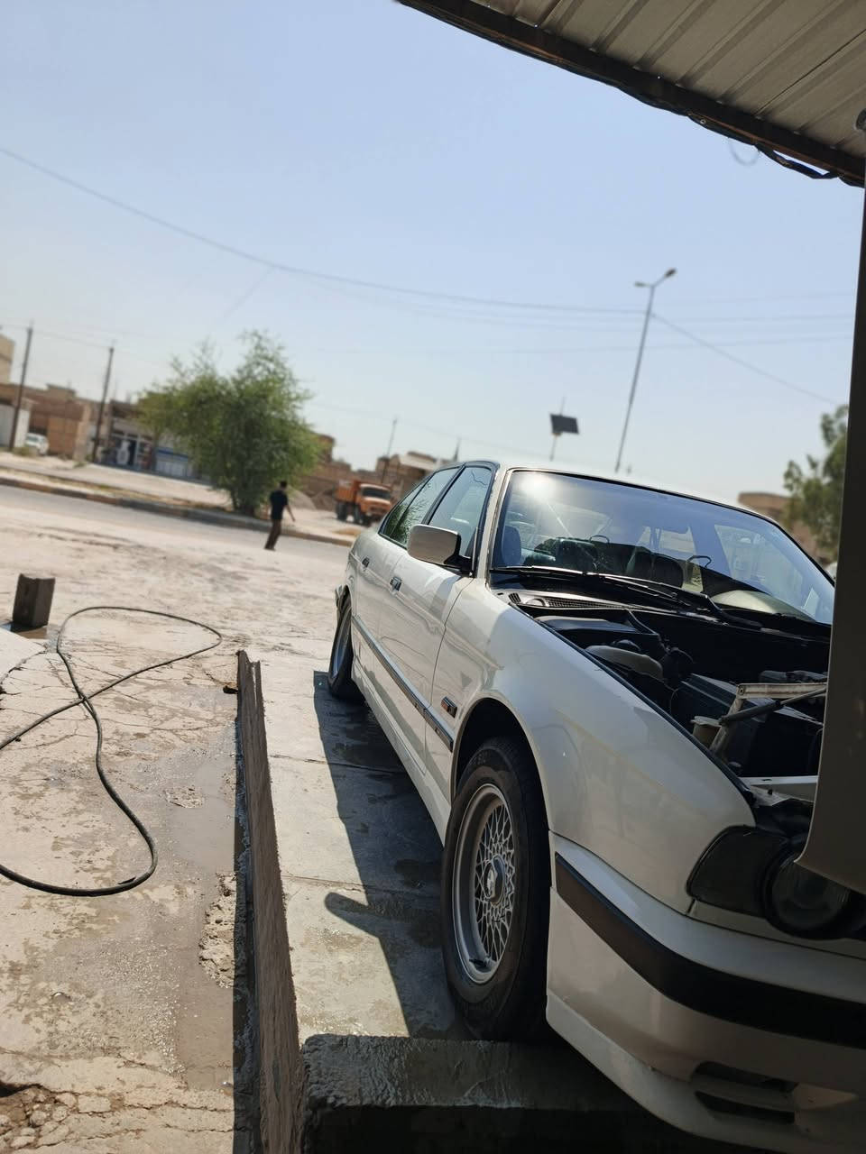 السلام عليكم بي إم للبيع 525كير محرك خير من الله تخم تاريات جديد موديل 90رقم بغداد دولي بسمي هزة جديده تحويل مباشر كهربائيات كله شغالة مكان السيارة بغداد السعر خاص مصبوغه عام بدون ضربه رقم الجوال ***********
