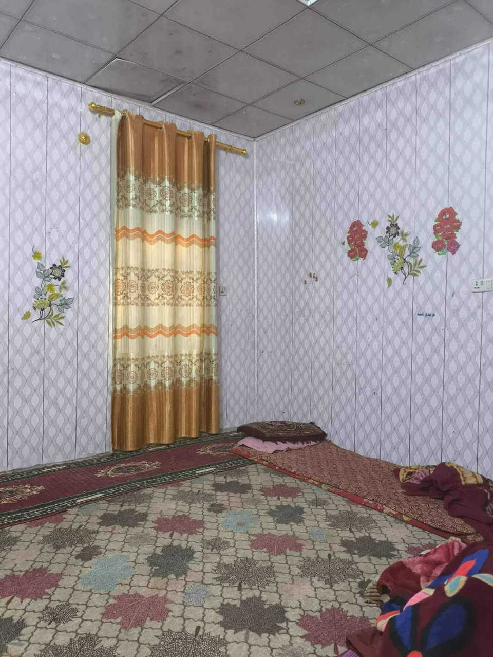 بيت ومشتمل  للبيع مساحه 300متر
يحتوى على 
1 مطبخ 
3 غرف نوم 
2 صاله 
صحيات 
كراج سياره
بناء بلوك
بناء شويه قديم يحتاج بعض ترتيب 
العنوان شارع مطار القديم بلجري خامس بيت بشارع مولده 
سعر 40 وبي مجال 
تواصل واتساب ***********
