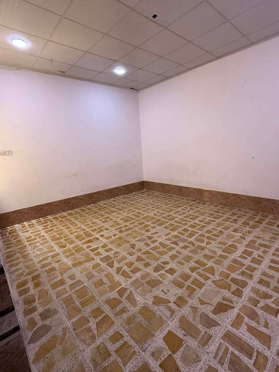 بيت للايجار حي السماح ال90 
 100 متر 
***********
