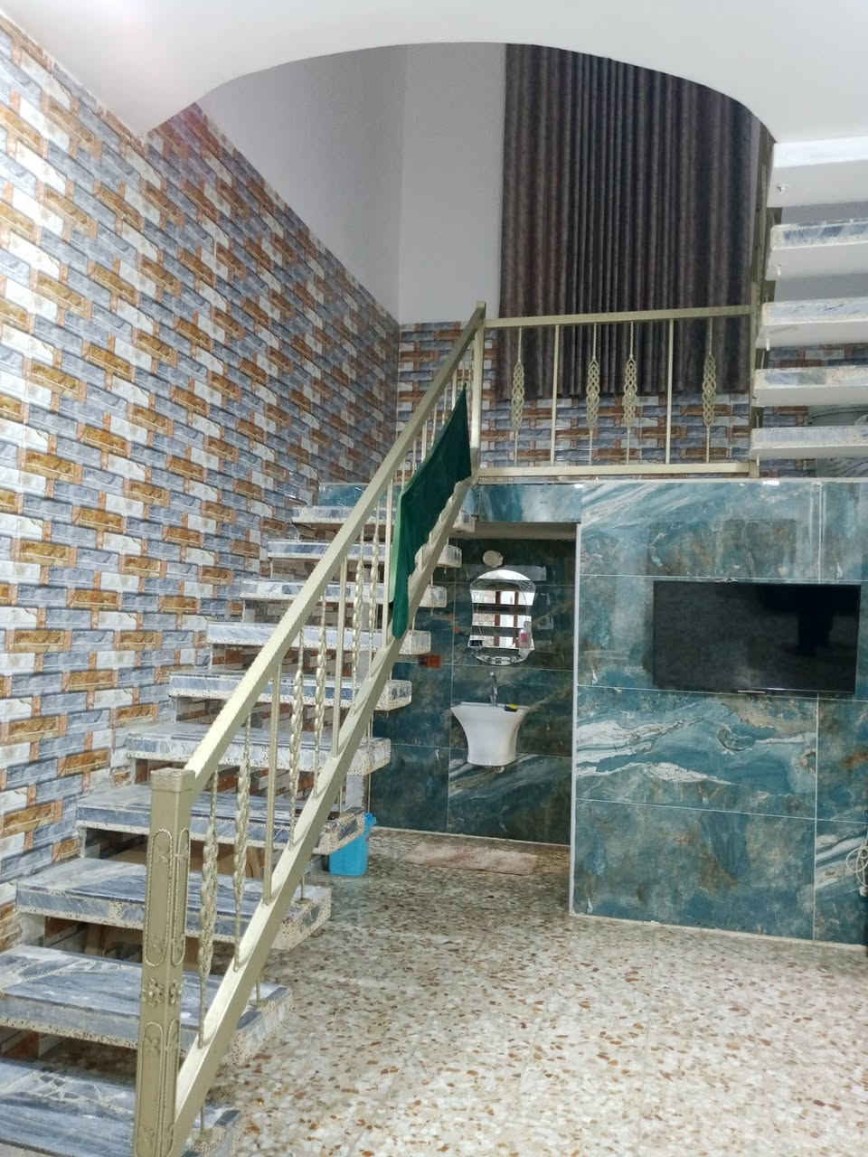 🚨 إعلان بيع:دار سكن  طابو صرف بناء حديث وبسعر مناسب جدا 🚨 
📍 الموقع:   

بابل - الحمزة الغربي - حي  الحوراء السعر المطلوب 260مليون عرض الشارع 10 متر 

📄 الوضع القانوني:

طابو صرف تحويله مباشر بسم المشتري 

📐 المساحة والإنشاءات:

المساحة:  (250). متر واقع الحال 
اط

المباني: بناء حديث 

 الدار يتكون من طابقين 
الطابق الاول 
كراج سياره 
حديقه واسعه 
استقبال 4×7
صاله داخليه 9×4
الهول 3×4
غرف نوم عدد اثنين 4×5
الطابق الثاني 
غرف نوم عدد اثنين 5×4
الصاله طابق الثاني عدد اثنين 5×4
مطبخ بارد 5×4
مطبخ حار 
صحيات داخليه 
صحيات خارجية 
 سويت لحد الغرف الارضيه 
صحيات الطابق الثاني أيضاً 
السقف كونكريت مسلح 
الارضيه درجه أولى 

⚡ الخدمات المتوفرة:

خط ماء إسالة.

تبليط
مجاري حديثه 
كهرباء وطنية.

خط مولد 
📞 للاستفسار والتواصل (على مكتب اسوار المدحتيه للعقار الكائن في حي الحوراء مقابل السايلو):

يرجى الاتصال أو المراسلة عبر الواتساب مباشرة على الرقم التالي:

 ***********👉👉👉***********
                           عماد ابو نور
