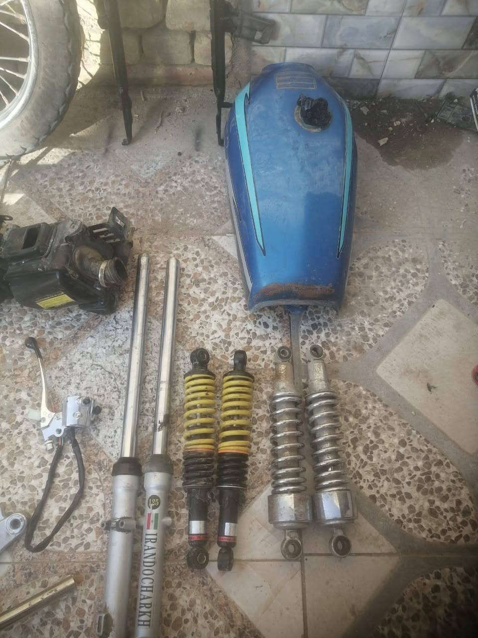 عربانه + تانكي ابيض كامل هوه صفاحيه + تانكي ازرك. + صندوك دلفري+ ويل كامل هوه او تايره + سكان + دبلات كدام + دبلات خلفيه اصفر او ستيل+ سله وره + دواسه رجل + شوته 2 + استيله مال ركبه..... + يده مال ابريك كدام... الرقم *********** متواجد واتساب فقط....
