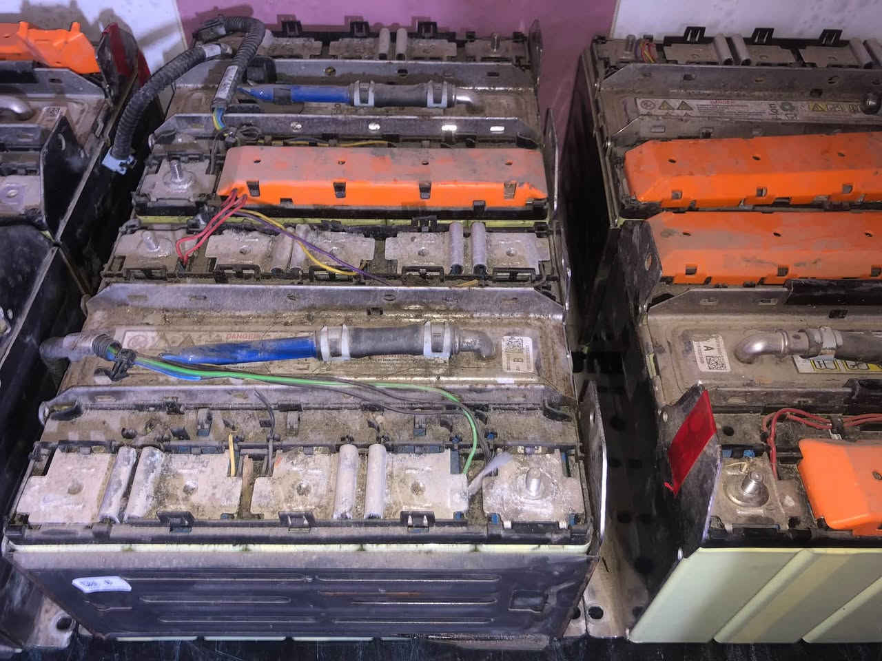 بطاريات الليثيوم على فحص كل حاويه بيه ٥ قطعة شغله 24 ڤولت ٩ حاويات سعر ٤٥٠ الف للكل بغداد ***********
