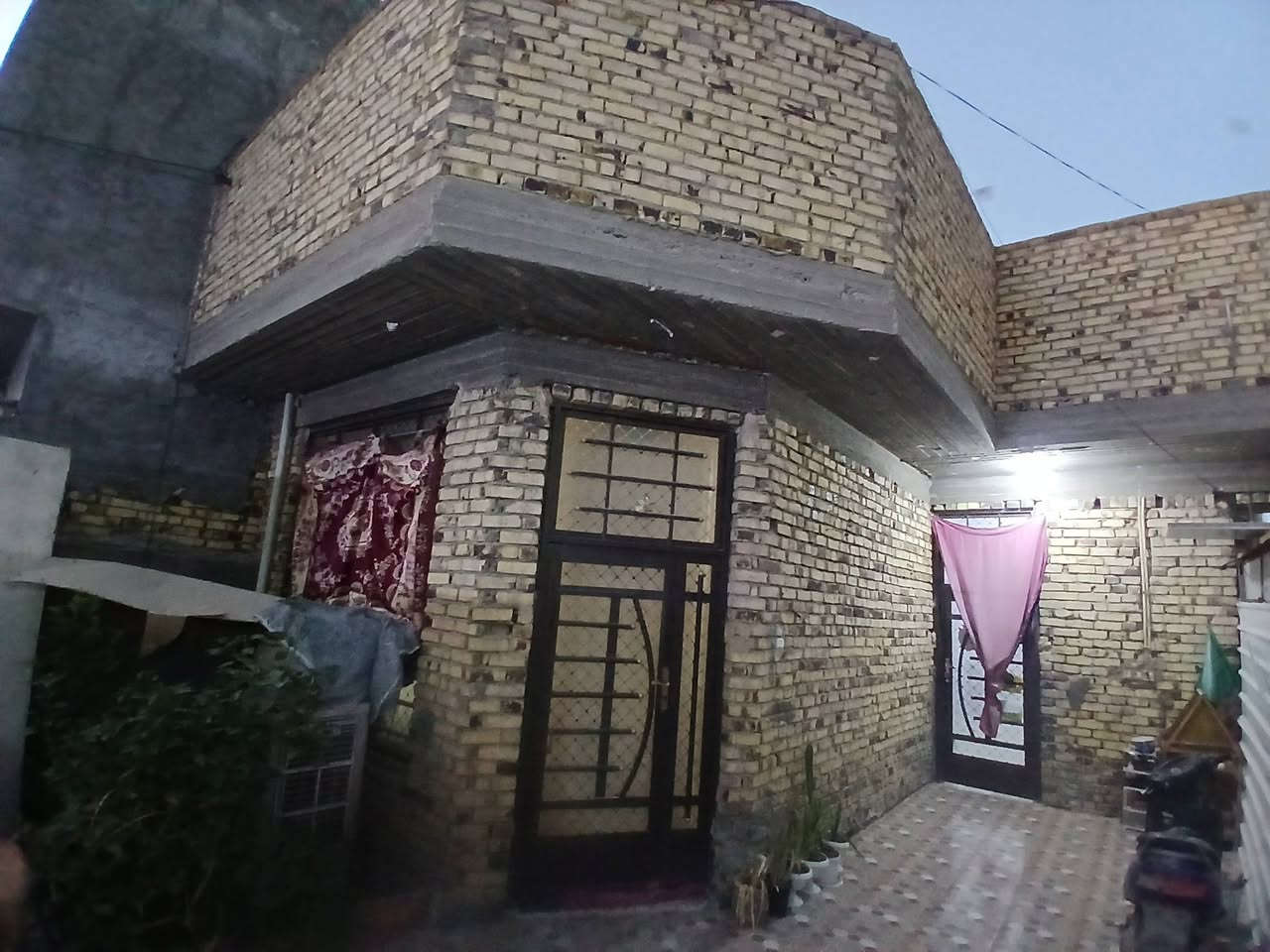 بيت مساحه 200 واجهه 10 نزال 20 طابو زراعي سند 25 بي مشتمل من ظمن البيت يحتوي على 2 غرف نوم كندور ومطبخ واستقبال وطارمه العنوان ابو خستاوي شارع المرور قريب شارع استفسار
*********** 
بيت مساحه 200 واجهه 10 نزال 20 طابو زراعي سند 25 بي مشتمل من ظمن البيت يحتوي على 2 غرف نوم كندور ومطبخ واستقبال وطارمه العنوان ابو خستاوي شارع المرور قريب شارع استفسار
