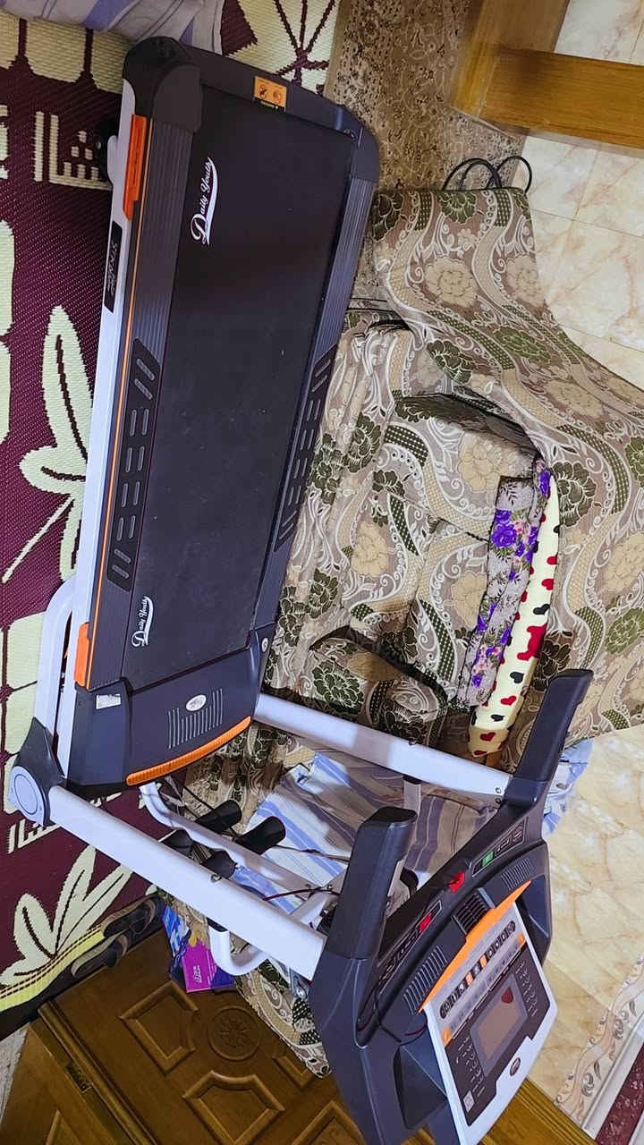 جهاز جري شركه ماركه (Daily Youth) المعروفه ونضافه شوفت عينك ستعمال شهر واحد فقط نضافه ١٠٠% صار عليه ب٩٥٠ قيم بليرضي الله وبلعافيه عليك ***********
