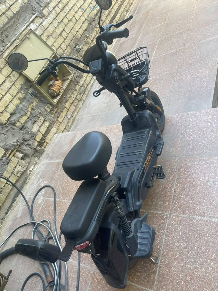 سلام عليكم دراجه شحن جديدة بعدها مستخدمه قليل كلش نظافه ميه بل ميه ب275 سعرها ***********
