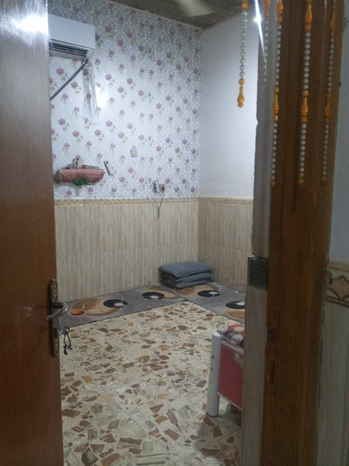بيت 190 متر للبيع
عسكري مدارس قرب الادلة الجنائية
ثلاث غرف نوم وصاله  وستقبال ومطبخ وتخاريج جوه وبره
البيت كاشي وسيراميك نظيف فقط السكف ما مغلف
شارعه 10 متر
 البيت ثلاث غرف وصاله صب الاستقبال والمطبخ شيلمان
السعر 120 قفل

***********
