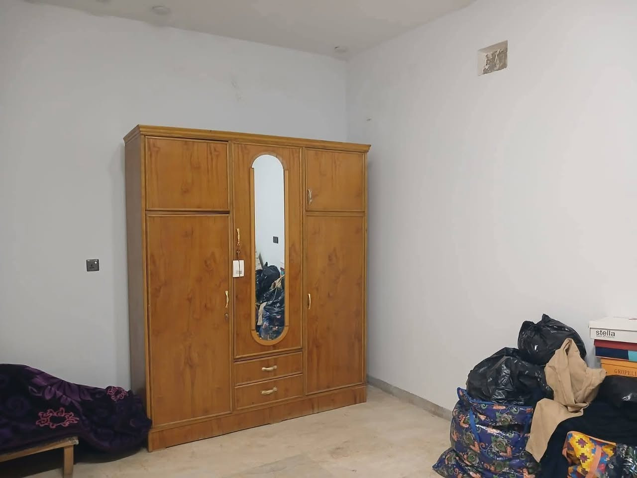 السلام عليكم من رخصت أخوية الأدمن للبيع للبيع بيت ٥٩م بيت جديد واجة ٥م مدخلين صالة مطبخ خدمات جلسة طابق الثاني ٢نوم خدمات طابق الثالث بيتونة سطح الموقع القاهرة الأولي قريب على حسينية اهل البيت عرض الشارع ١٢م عرض الرصيف ٢م استفسار على رقم ***********
