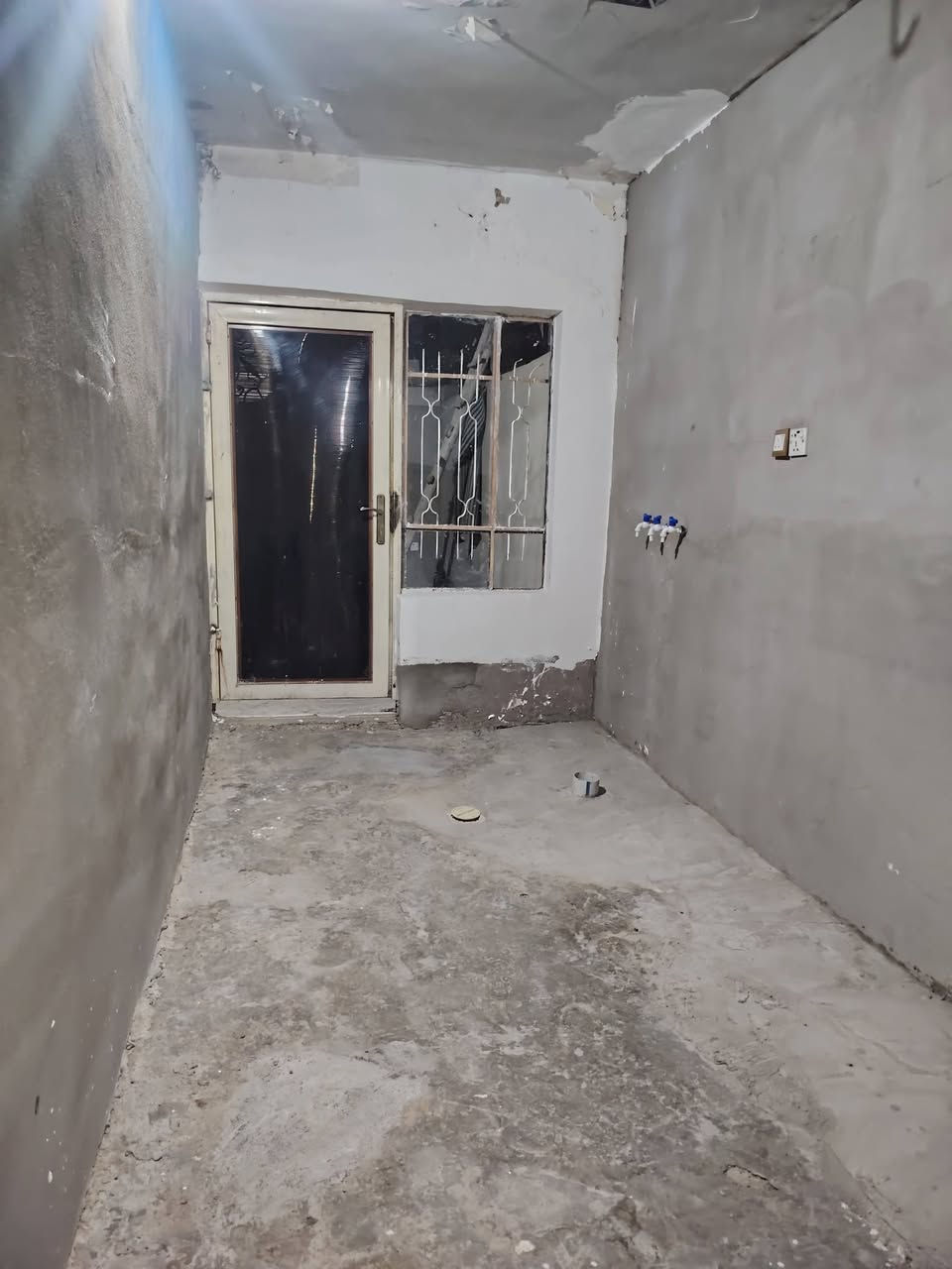 بيت للايجار مساحتو 100 متر طابق ونص الطابق الأول يتكون غرفة و هول و استقبال و حمام و مطبخ و كراج WC فوك غرفة و هول خدمات ماء كهرب تبليط  العنوان موصل الايسر حي الانتصار شارع 30 قرب مدرست الشهيد وليد
ايجارو 175 بي مجال قليل
رقمي كورك ***********
رقمي اسيا ***********

