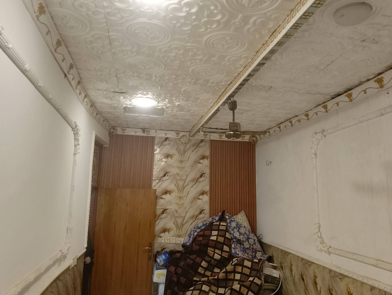 بسبب الوعود الكاذبه. نعيد نشر مشتمل بحي ذويب الثالث. السقف سندويج .بيه كافه الخدمات ماء وكهرباء ومجاري.  المساحه 125  السعر ب24 بيه مجال الاستفسار الاتصال ع الرقم ***********
