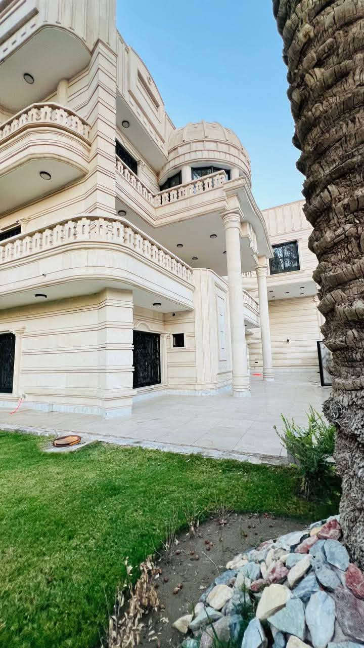 🏰 قصر فخم ركن للبيع | زيونة – محلة 710 🏰

📍 الموقع: زيونة – محلة 710
📐 المساحة: 600 م²
📏 الواجهة: 30 م
📏 النزال: 20 م

✨ مواصفات القصر:
• مكون من 3 طوابق
• صالة واسعة وفخمة
• استقبال راقٍ
• مطبخ حار + بارد
• خدمات متكاملة
• 11 غرفة نوم بنظام ماستر 🛏️
• مصعد داخلي 🛗
• تصميم مناسب للسكن الراقي والعوائل الكبيرة

⭐ موقع مميز جدًا في زيونة – محلة 710
⭐ مساحة كبيرة وواجهة ممتازة
⭐ قصر متكامل بمواصفات سكنية فاخرة

📞 للاستفسار والتواصل:
***********
***********

🏢 مكتب الودق للعقار
بيع • شراء • إيجار • استثمار عقاري
