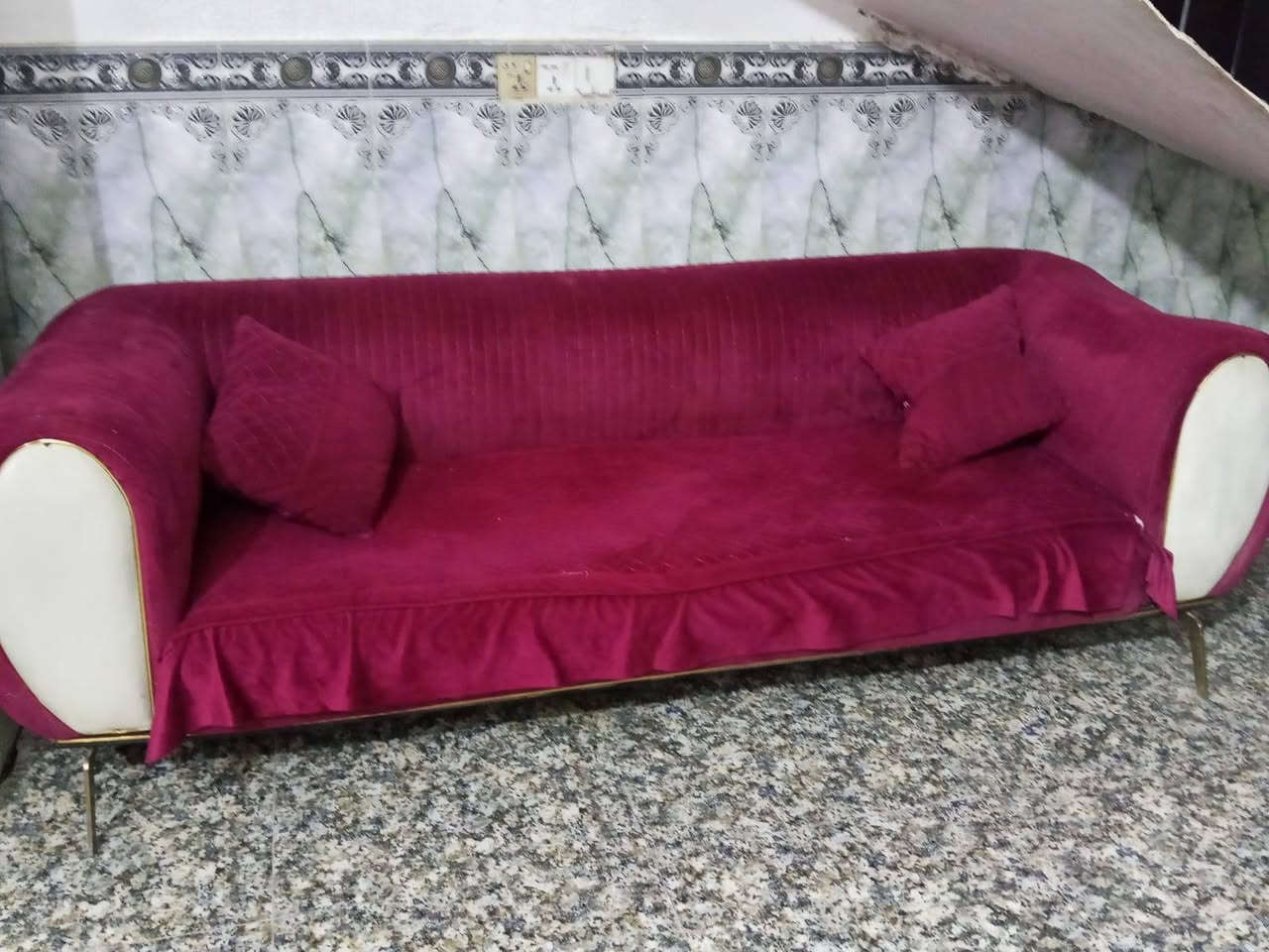السلام عليكم تخم للبيع ثنين كبار واربع كراسي يعني عشر مقاعد وجربايه زائد ميز مرايه زائد زاويه الشراي يتصل عله هذه الرقم ***********

